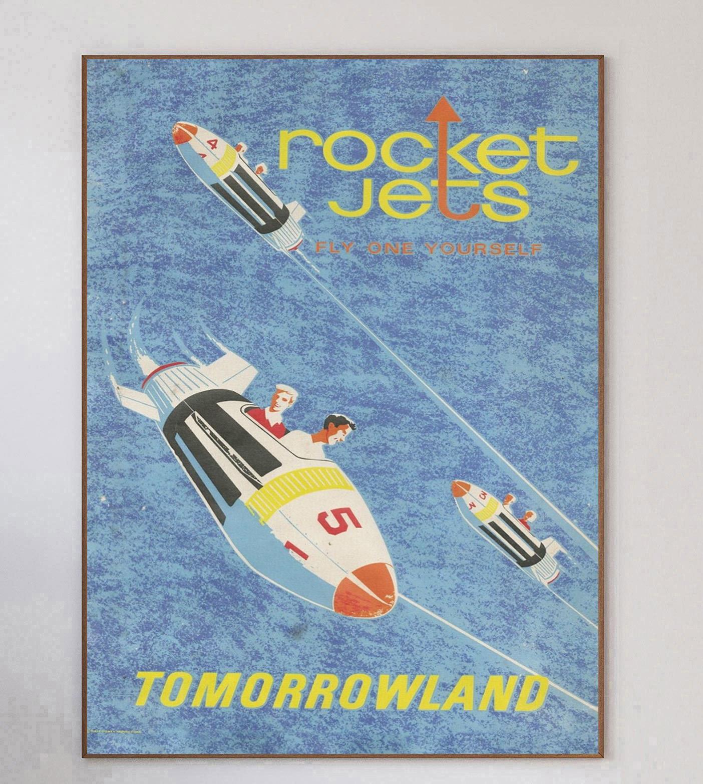 Superbe et exceptionnellement rare affiche d'attraction de 1969 promouvant l'attraction Rocket Jets dans Tomorrowland à Disneyland. Inauguré en 1955 à Anaheim, en Californie, Disneyland a été ouvert et supervisé par Walt Disney lui-même et a été