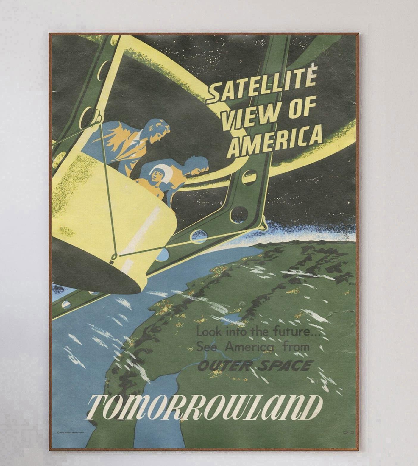 Splendido ed eccezionalmente raro poster di un'attrazione del 1969 che promuove l'attrazione Satellite View of America a Tomorrowland a Disneyland. Inaugurato nel 1955 ad Anaheim, in California, Disneyland è stato aperto e supervisionato da Walt