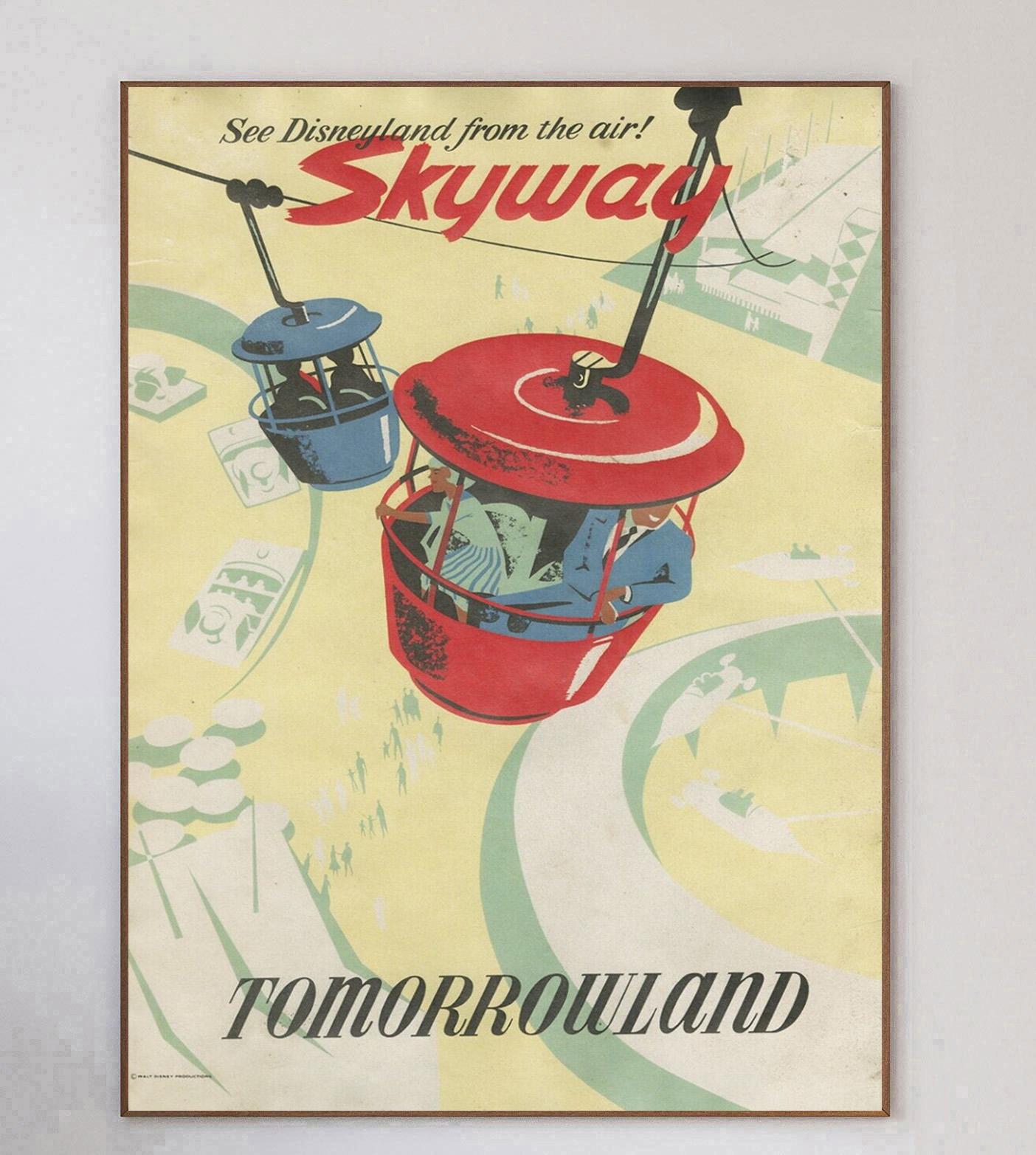 Splendido ed eccezionalmente raro poster di un'attrazione del 1969 che promuove l'attrazione Skyway a Tomorrowland a Disneyland. Inaugurato nel 1955 ad Anaheim, in California, Disneyland è stato aperto e supervisionato da Walt Disney in persona e ad