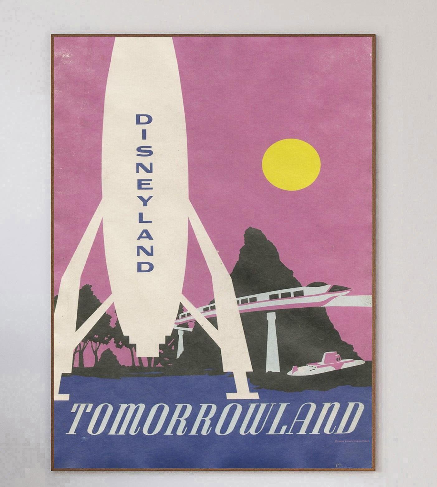 Superbe et exceptionnellement rare affiche d'attraction de 1969 promouvant Tomorrowland à Disneyland. Inauguré en 1955 à Anaheim, en Californie, Disneyland a été ouvert et supervisé par Walt Disney lui-même et a été visité par plus de 800 millions