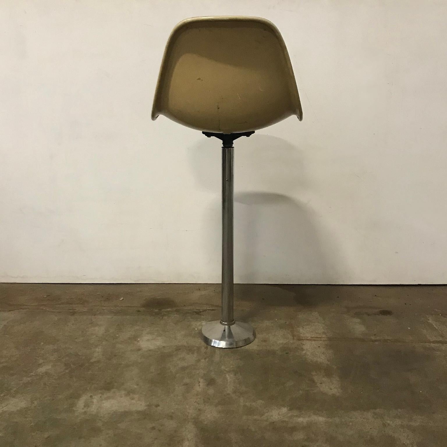 1969 Eames Herman Miller/Fehlbaum Extremely Rare White Barstools in Green Fabric In Good Condition For Sale In Amsterdam IJMuiden, NL