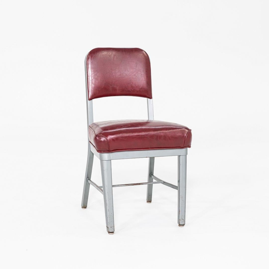 Il s'agit d'une chaise d'appoint en aluminium de la marine, modèle 1002, produite pour la première fois par Emeco pour être utilisée sur les sous-marins américains en 1944. Cet exemple particulier date de 1969. Le design présente un cadre en