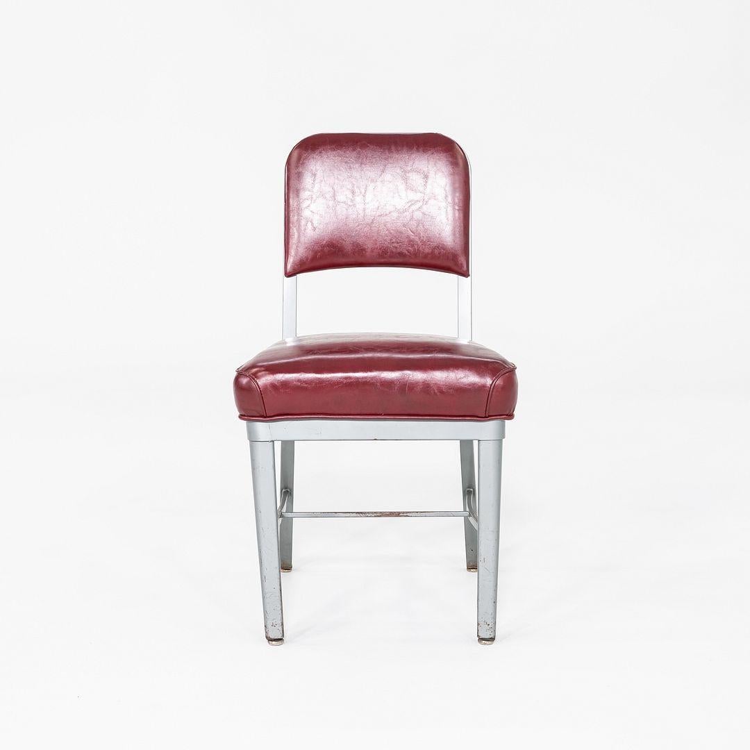 Moderne 1969 Emeco, chaise d'appoint en aluminium marine avec assise et dossier en vinyle rouge, Model No 1002 en vente