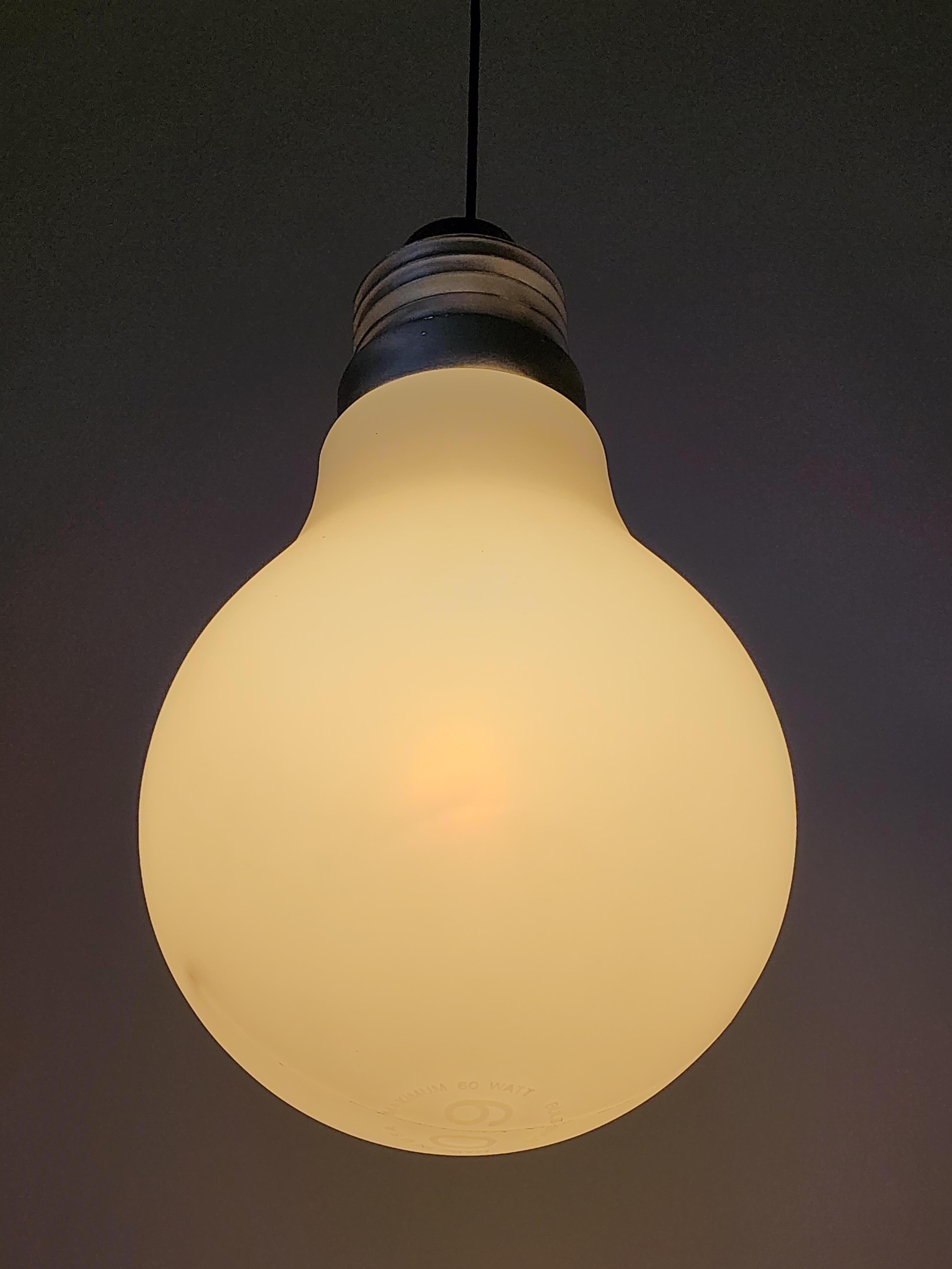 Milieu du XXe siècle 1969   Pendentif Ampoule Bulb Ingo Maurer, États-Unis en vente