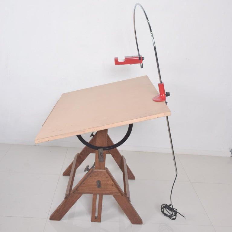 AMBIANIC presents
1960s Model 293 Spider table lamp designer Joe Colombo Italy
award winning design desk lamp arched metal stem fixed with an adjustable clamp rectangular red lacquer shade.
for Oluce Milan Italy
enameled metal aluminum stainless