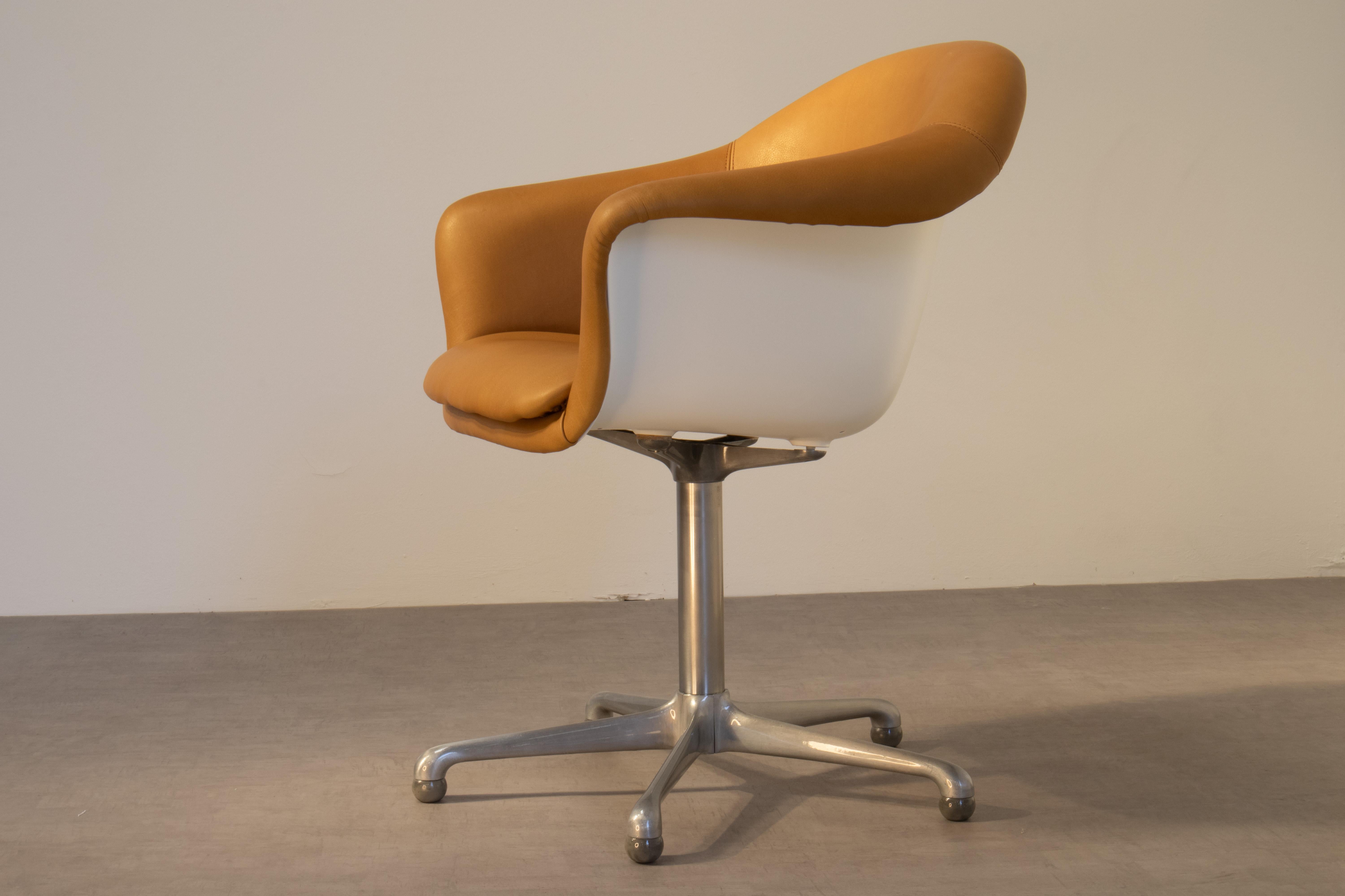 1969 Executive Armchairs Leather & Fiberglass Shell, Lübke For Sale 6