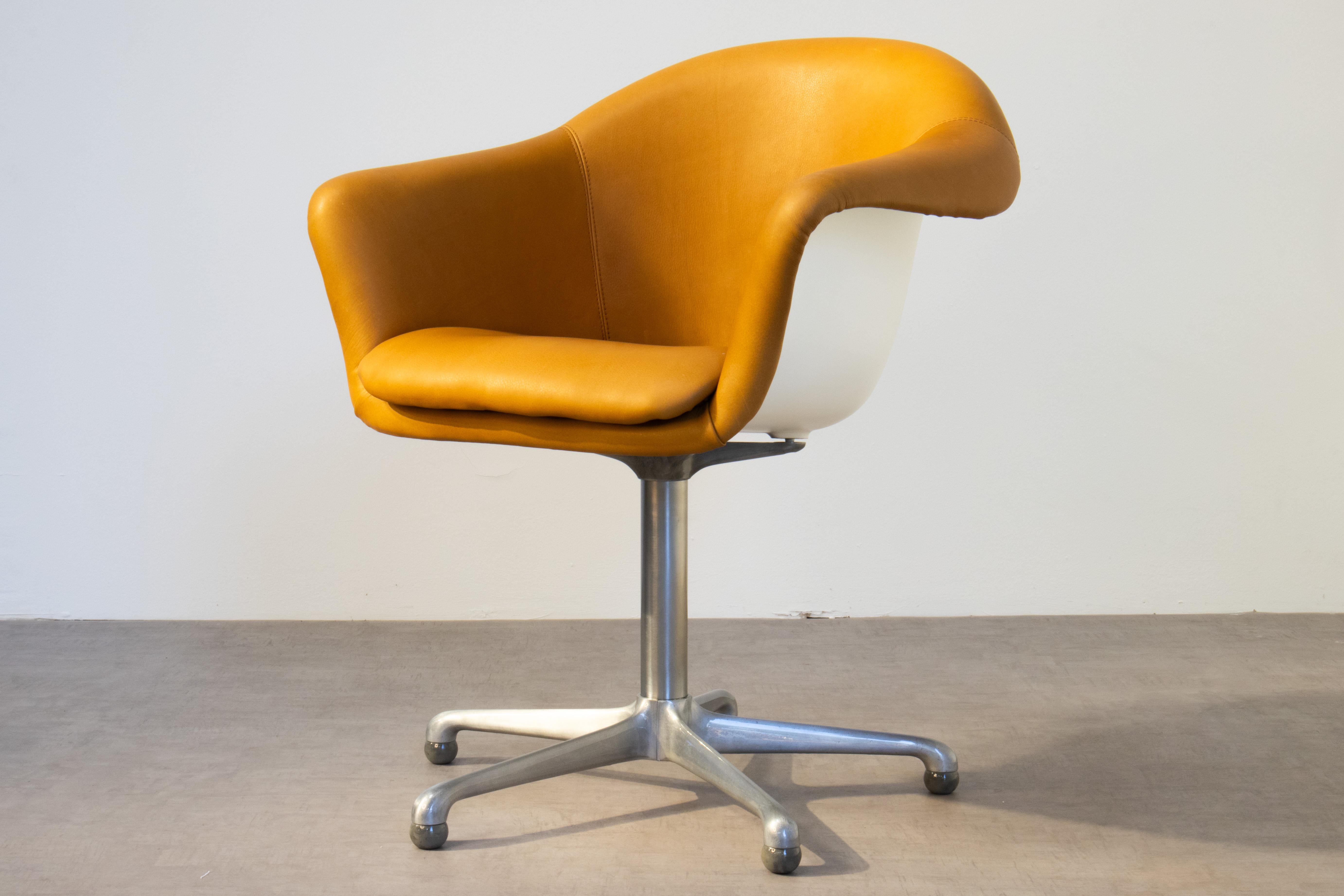 1969 Executive Armchairs Leather & Fiberglass Shell, Lübke For Sale 7