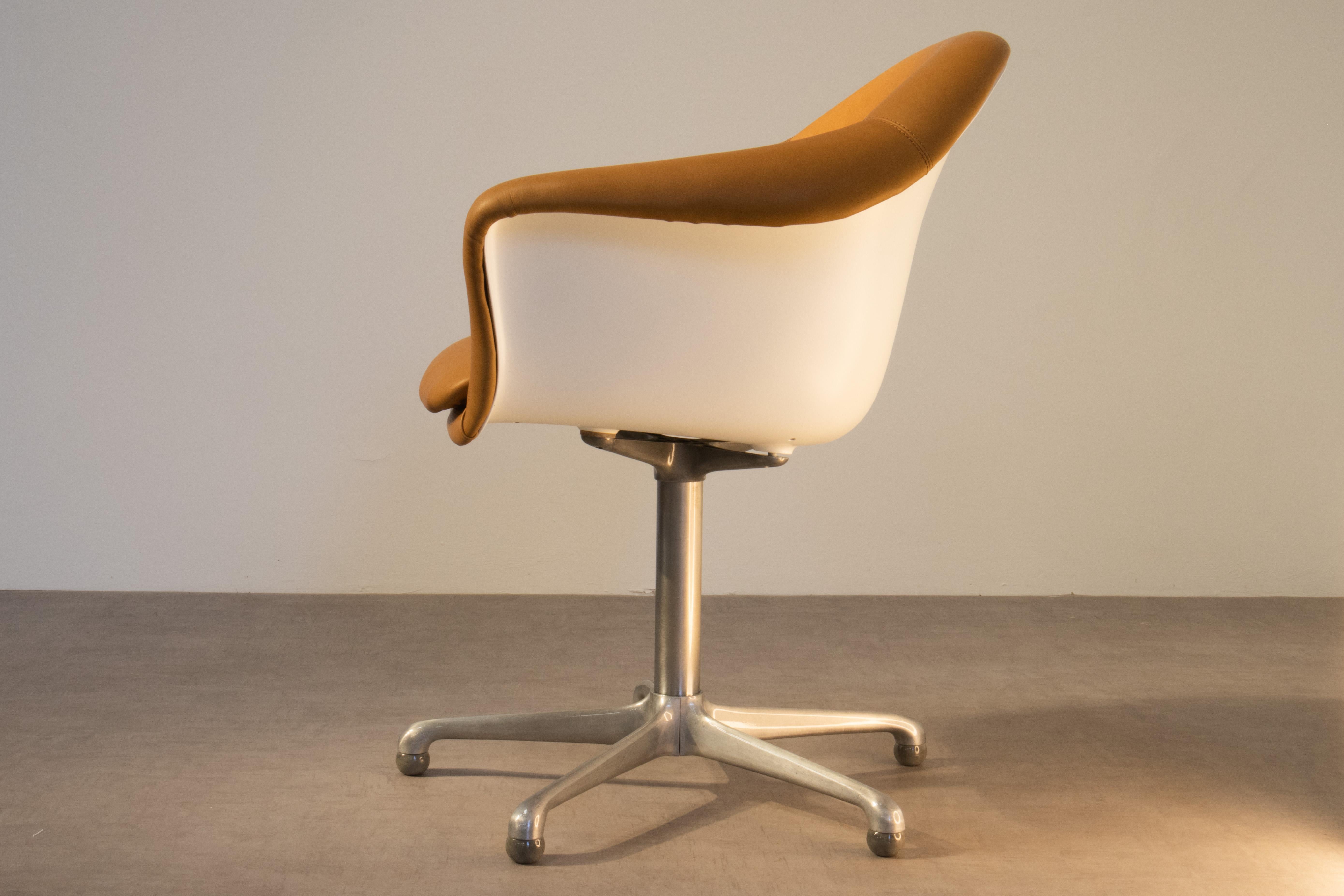 1969 Executive Armchairs Leather & Fiberglass Shell, Lübke For Sale 8