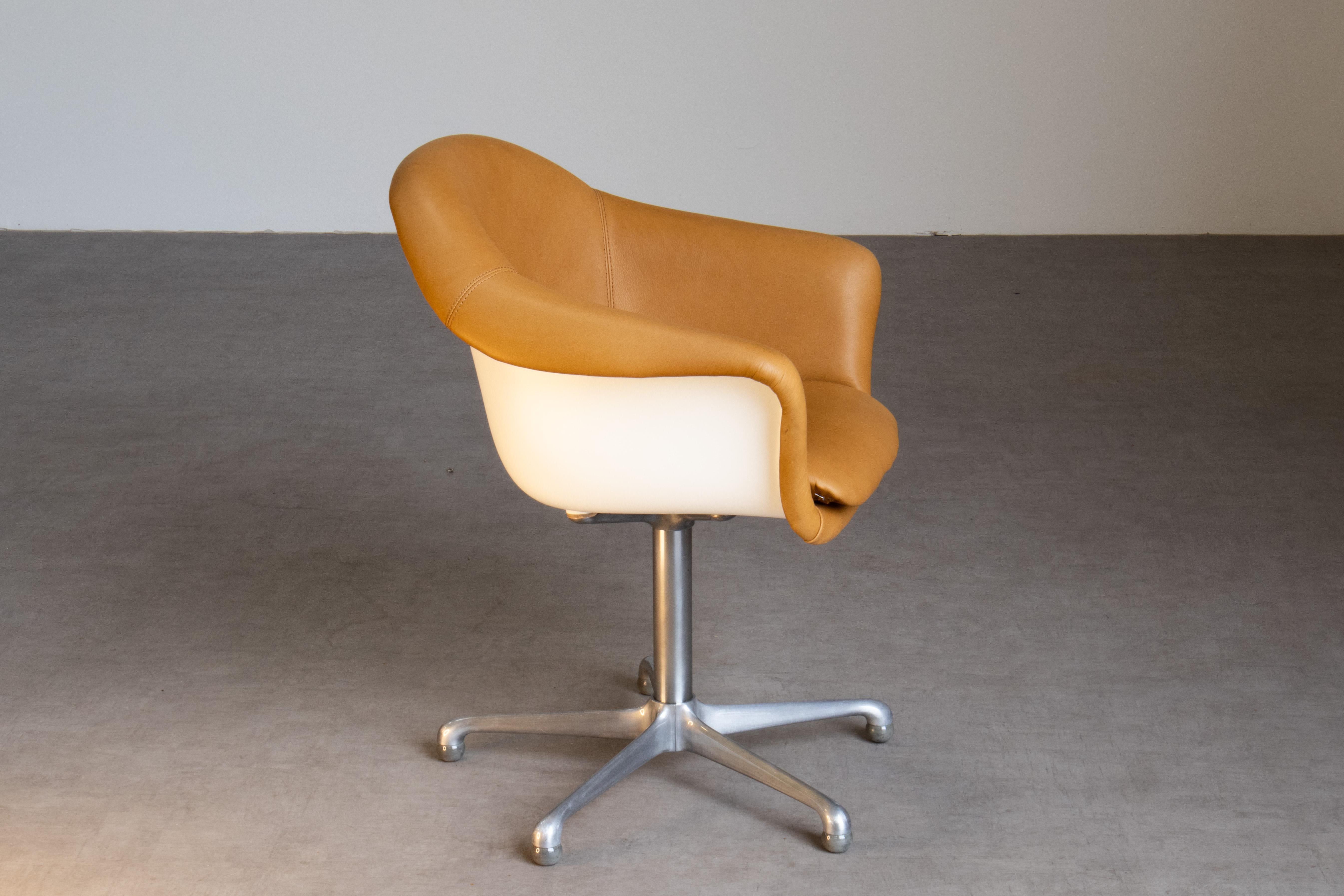 German 1969 Executive Armchairs Leather & Fiberglass Shell, Lübke For Sale