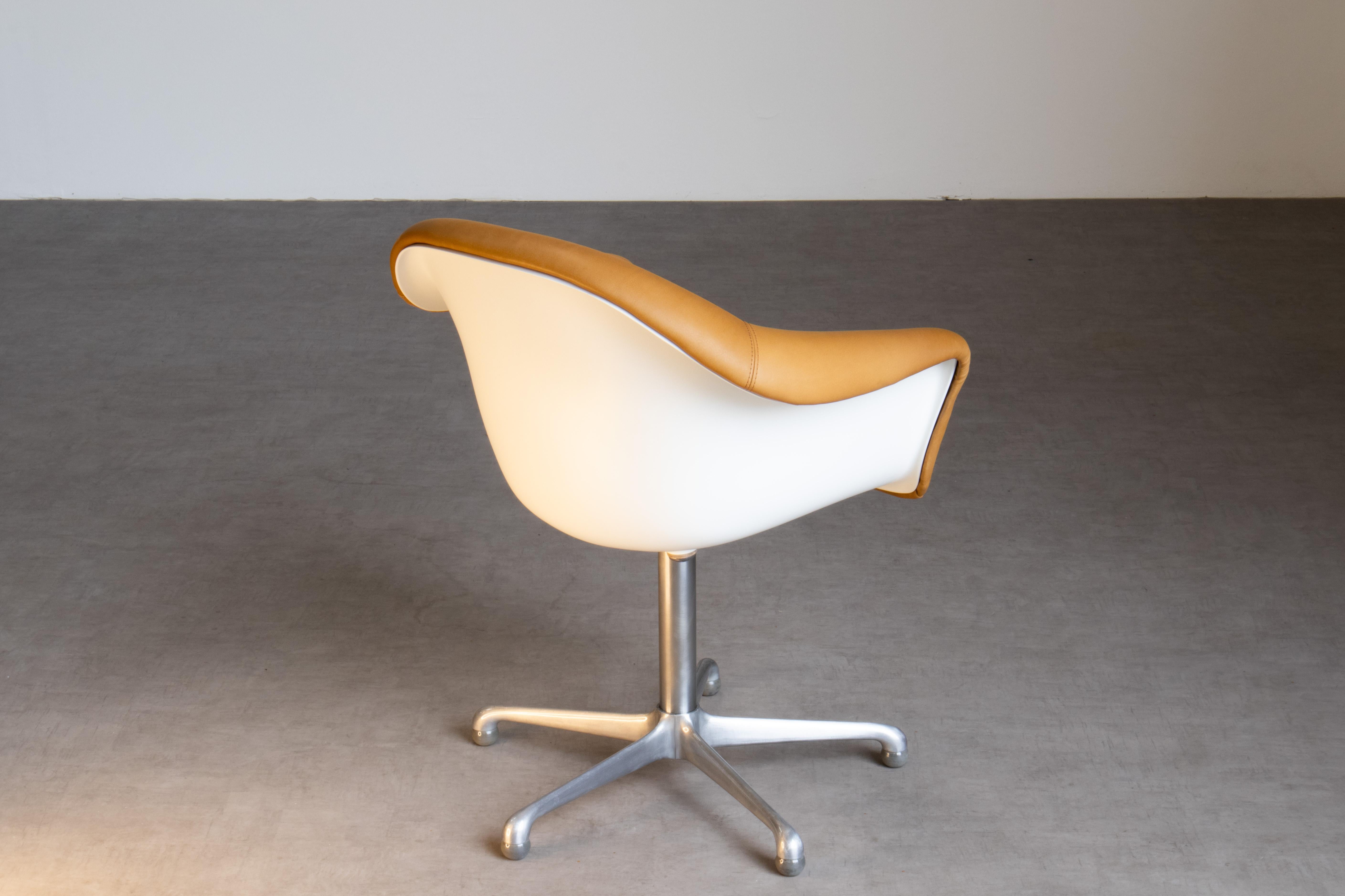 1969 Executive Armchairs Leather & Fiberglass Shell, Lübke In Good Condition For Sale In Grand Cayman, KY