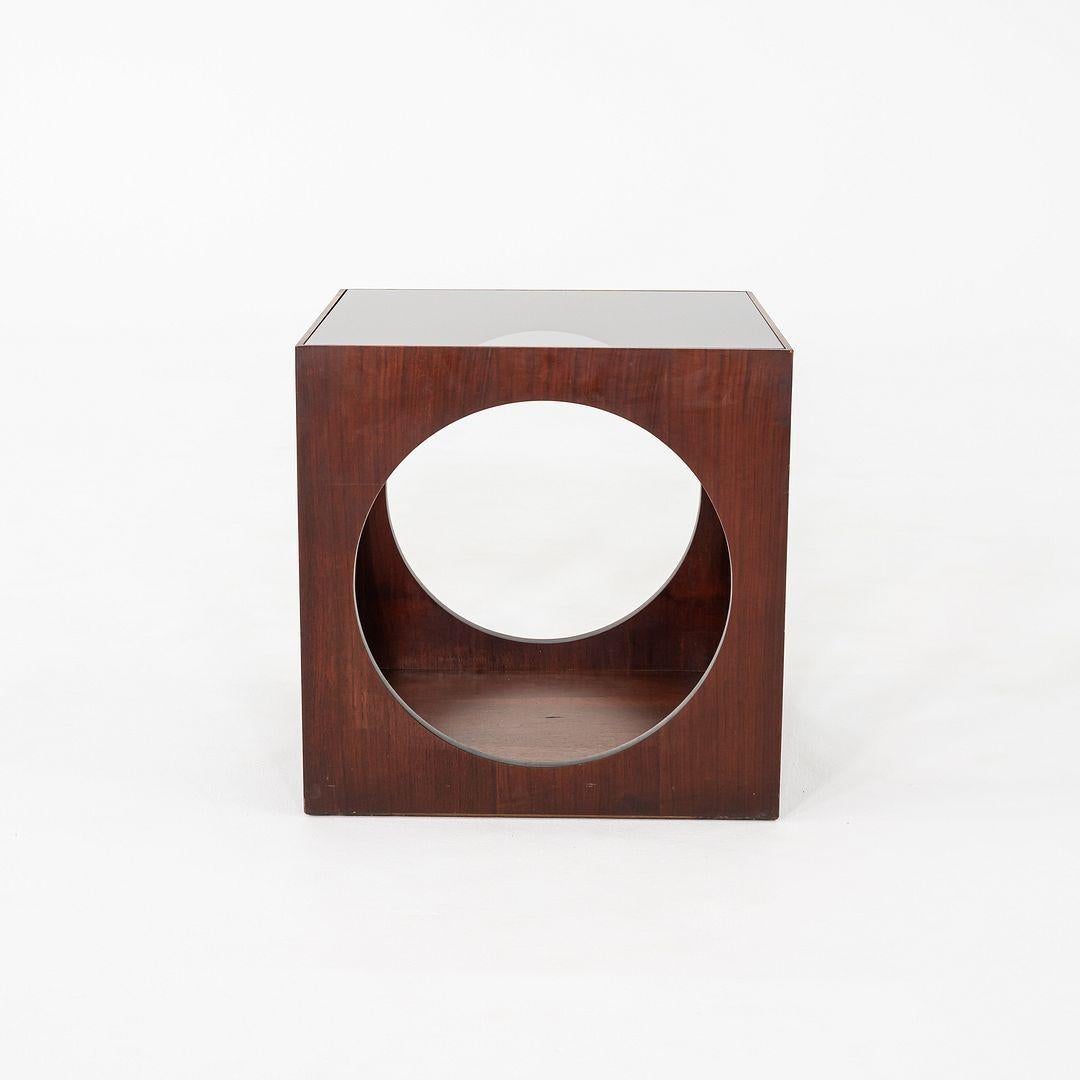 1969 Lane Table d'extrémité cubique en noyer avec motif de cercle et plateau en verre, Model 1121-95 en vente 5