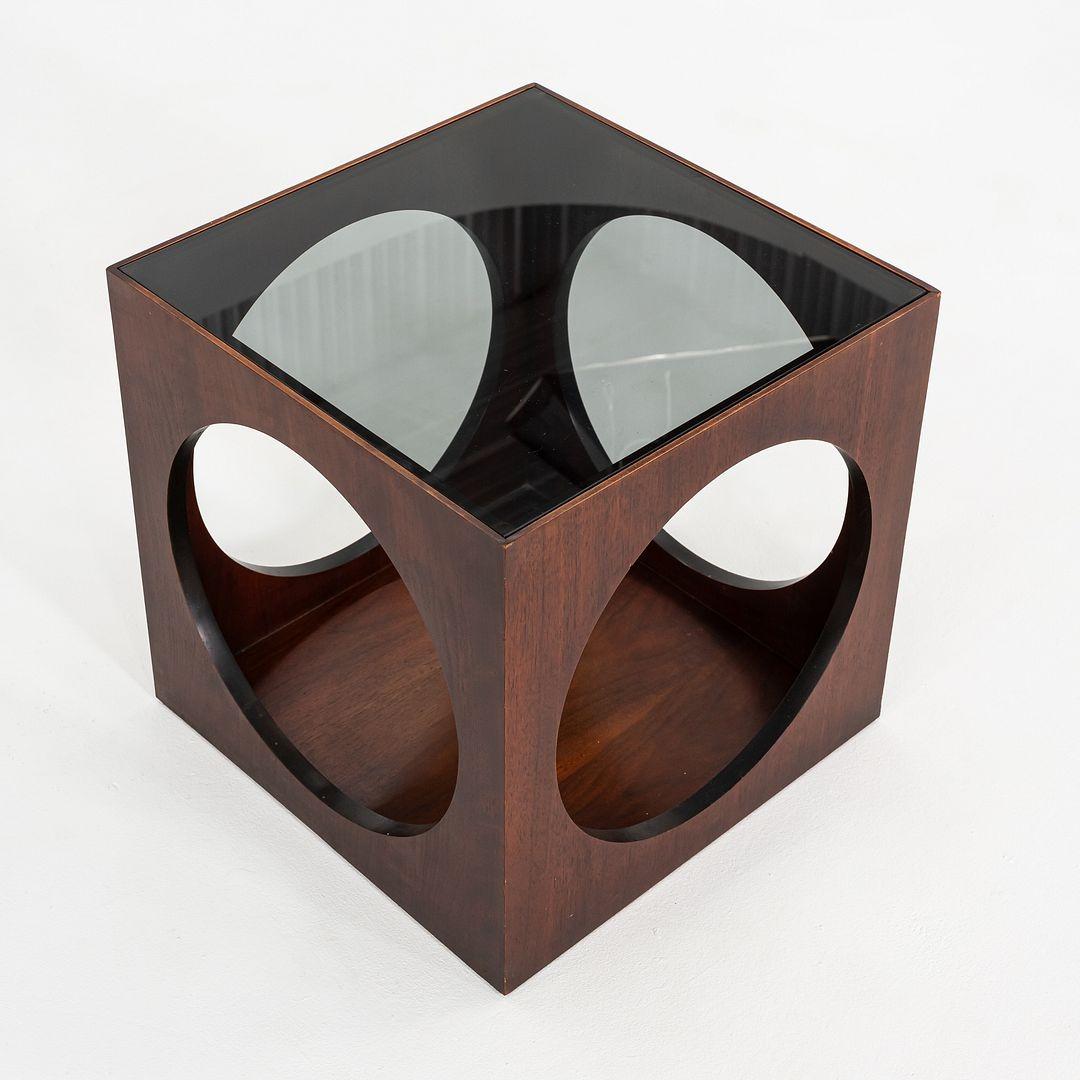 Il s'agit d'une table d'appoint ou de chevet à cubes en noyer, créée par Lane Furniture vers 1969. Cet exemple date des années 1970. La pièce porte un cachet approprié en dessous, indiquant que le numéro de modèle de la pièce est 1121-95. Le design