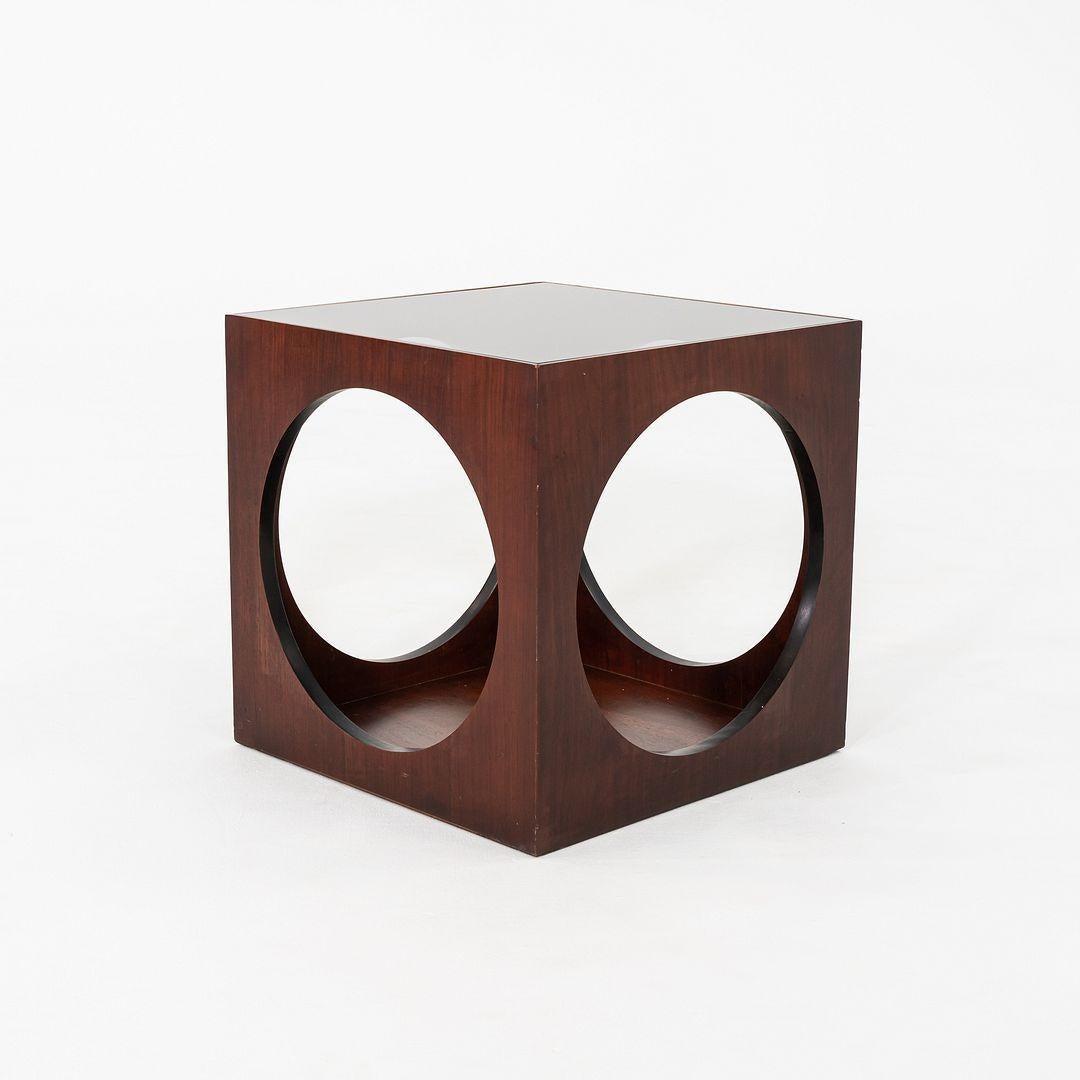 Moderne 1969 Lane Table d'extrémité cubique en noyer avec motif de cercle et plateau en verre, Model 1121-95 en vente
