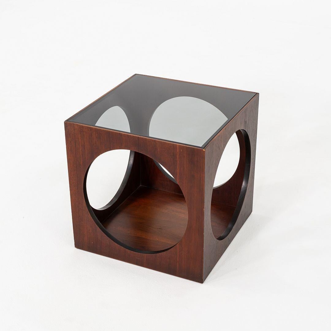 Américain 1969 Lane Table d'extrémité cubique en noyer avec motif de cercle et plateau en verre, Model 1121-95 en vente