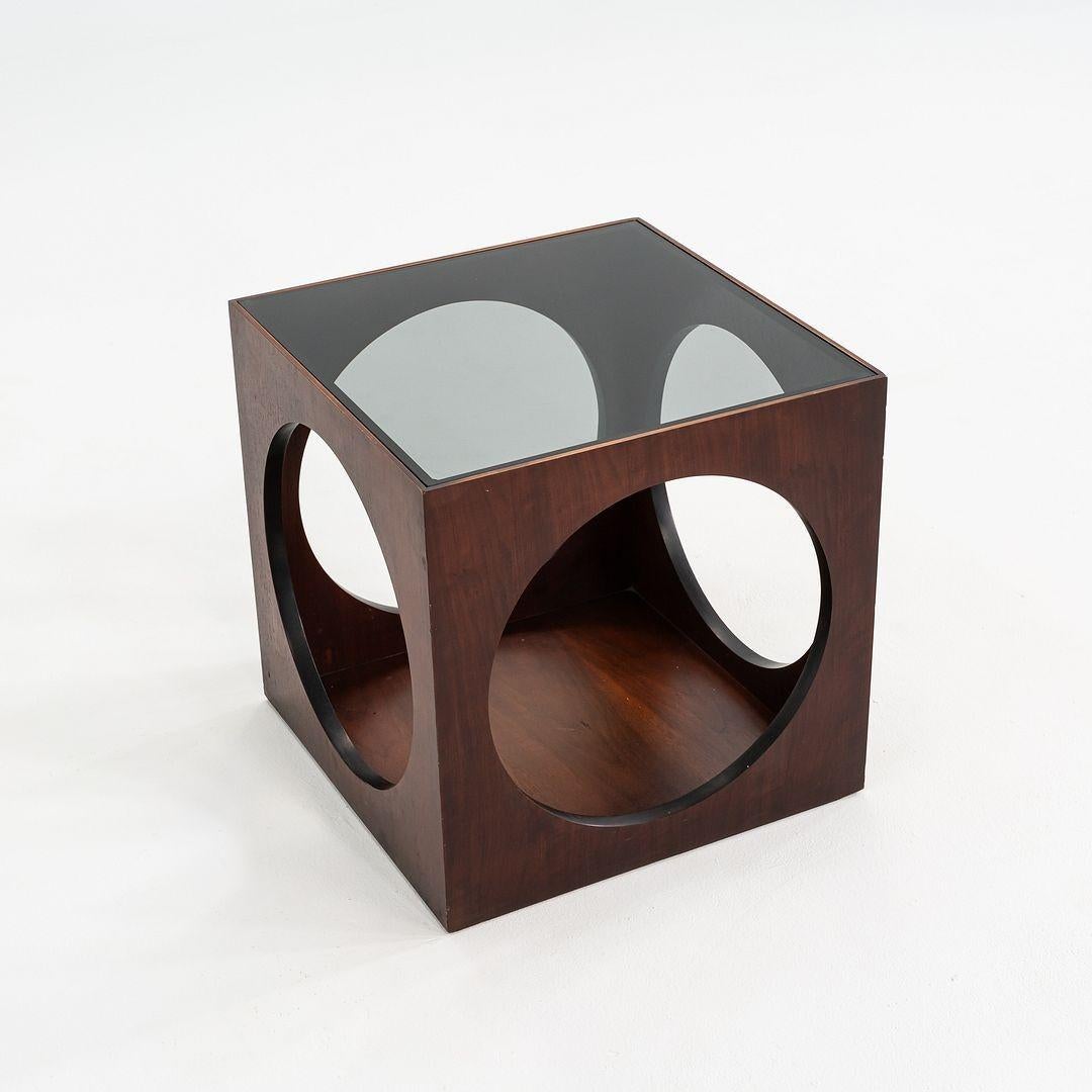 1969 Lane Table d'extrémité cubique en noyer avec motif de cercle et plateau en verre, Model 1121-95 Bon état - En vente à Philadelphia, PA