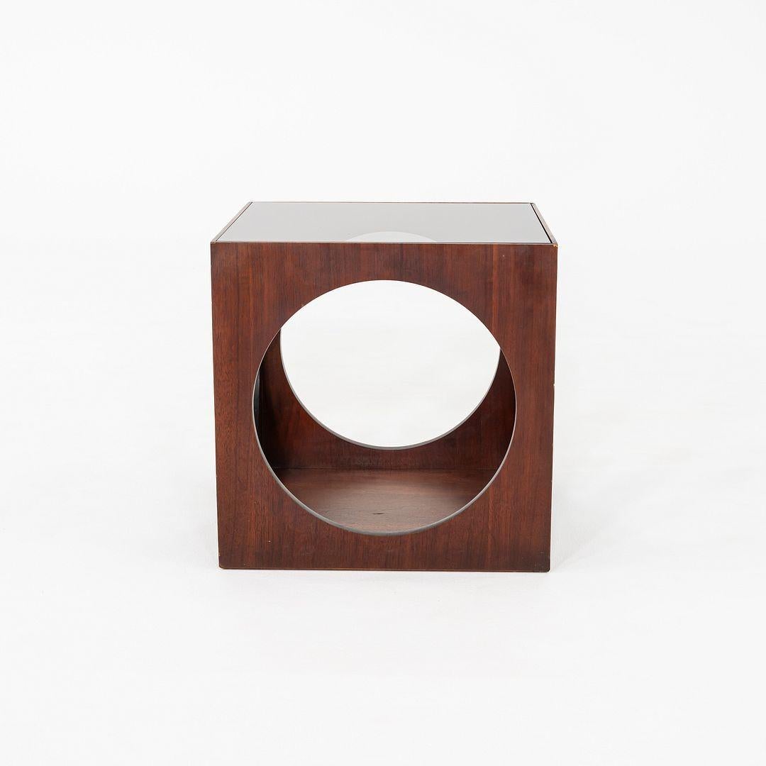 Milieu du XXe siècle 1969 Lane Table d'extrémité cubique en noyer avec motif de cercle et plateau en verre, Model 1121-95 en vente