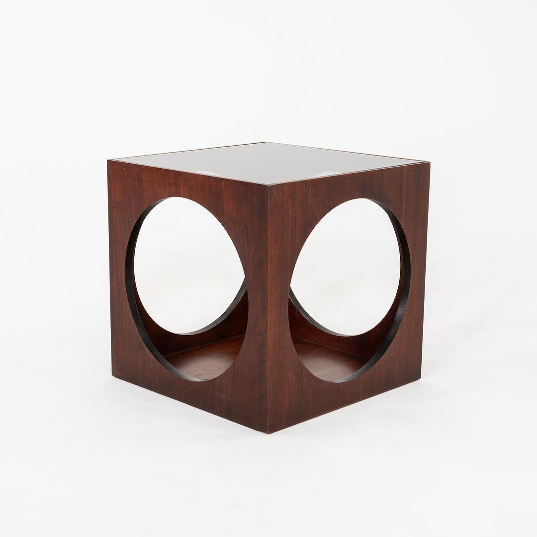 Verre fumé 1969 Lane Table d'extrémité cubique en noyer avec motif de cercle et plateau en verre, Model 1121-95 en vente