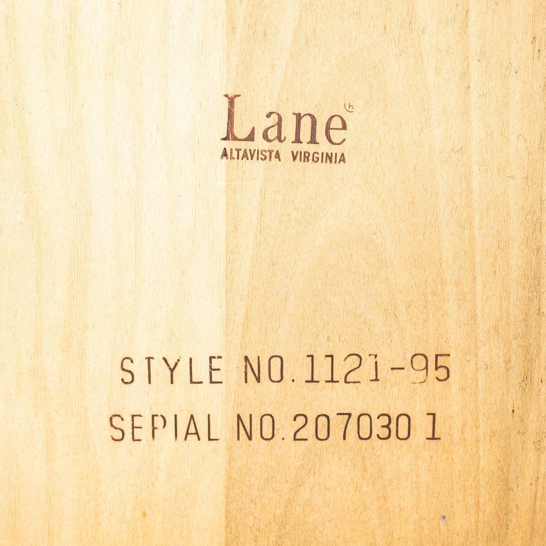 1969 Lane Table d'extrémité cubique en noyer avec motif de cercle et plateau en verre, Model 1121-95 en vente 1