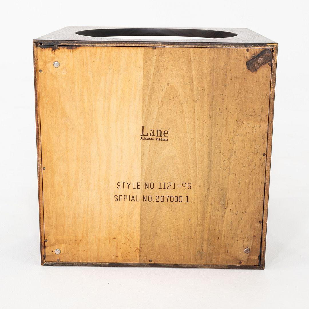 1969 Lane Table d'extrémité cubique en noyer avec motif de cercle et plateau en verre, Model 1121-95 en vente 2