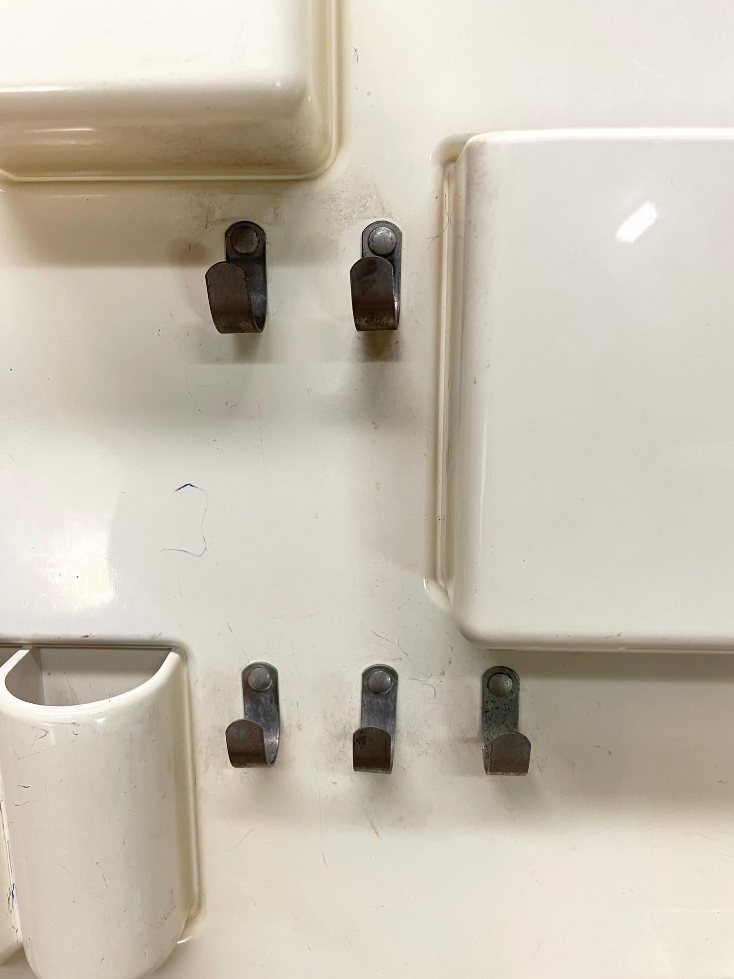 Große Utensilo I Wand Organizer Weiße Dorothee Maurer Becker Skulptur, 1960er Jahre (Maschinell gefertigt)