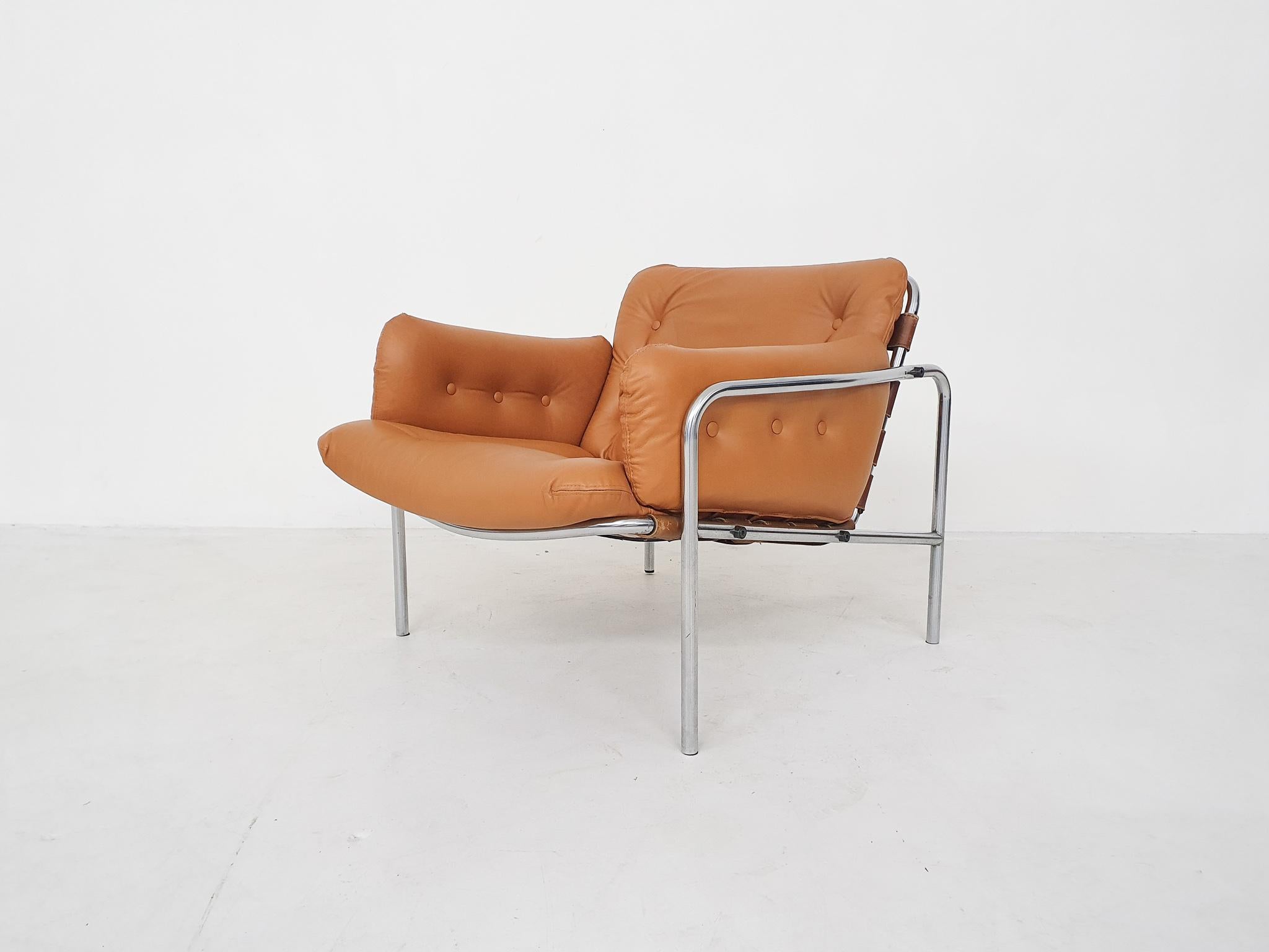 Chrome tubular frame and new cognac leather upholstery.

Measures: Seat height 38 cm,
Seat depth 51 cm
Seat width 53 cm.

Martin Visser was one of the leading Dutch designers of the midcentury together with Cees Braakman, Gijs van der Sluis,