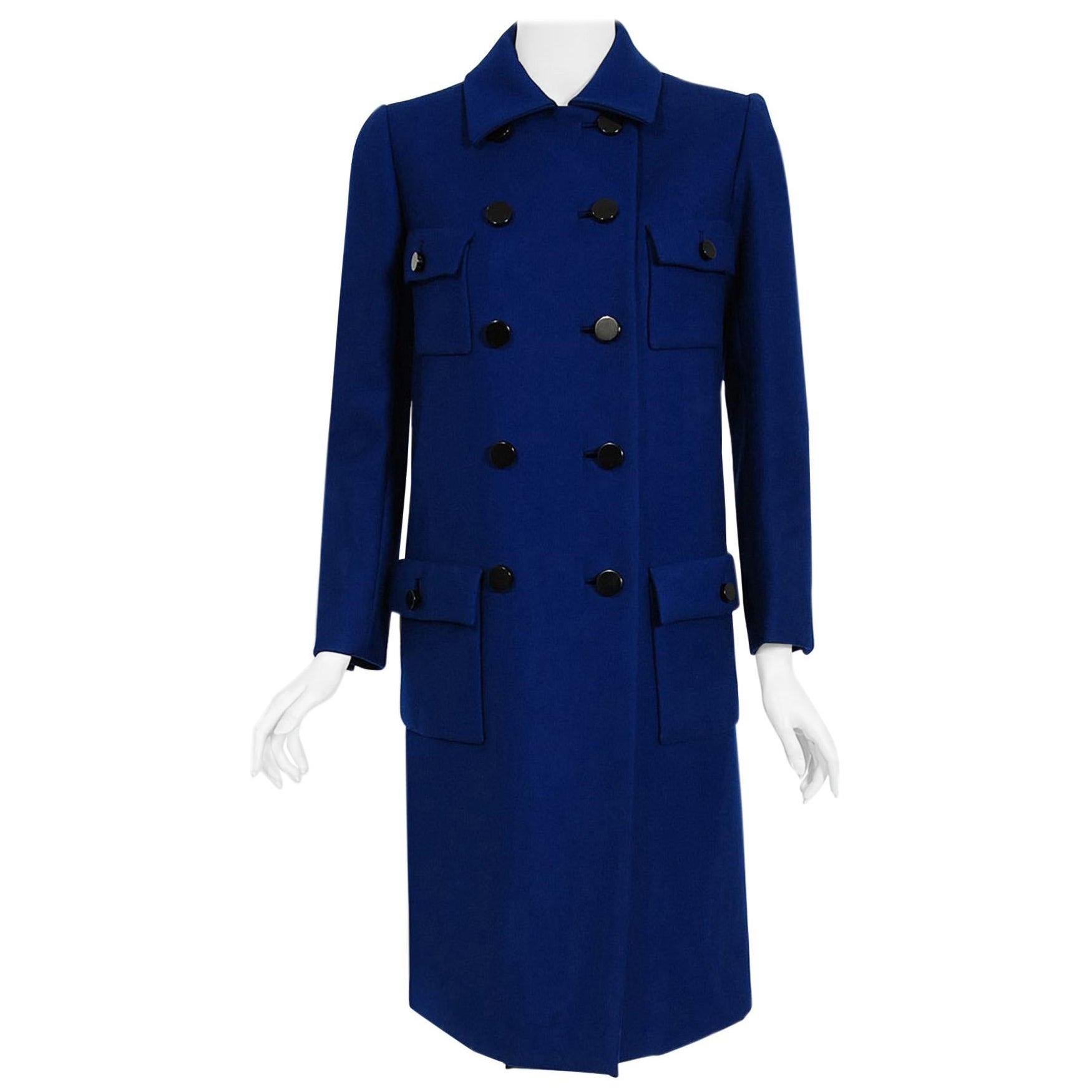 1969 Norman Norell Couture Abrigo militar de lana azul real con doble botonadura mod. en venta