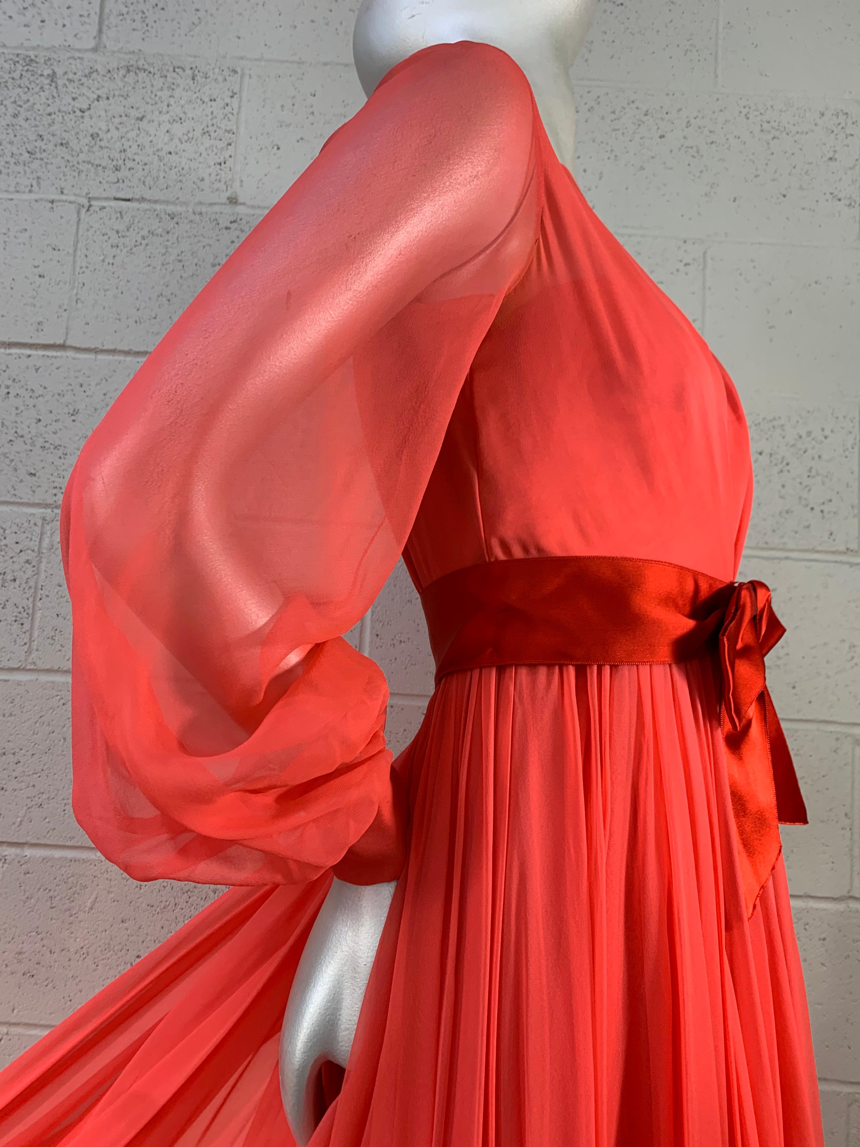 Rouge Sarmi - Robe en mousseline de soie corail profond avec manches ballons et large ceinture en satin, 1969 en vente