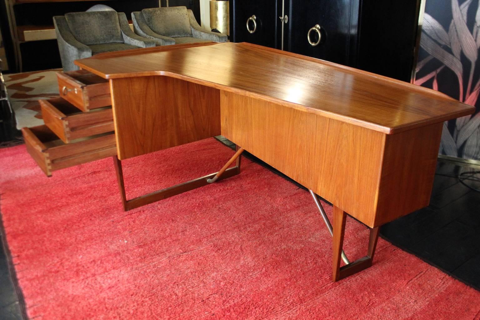 1969 Teak Danish Boomerang Desk by Peter Løvig Nielsen Draws Cabinet Bar Keys In Excellent Condition For Sale In Milano, IT