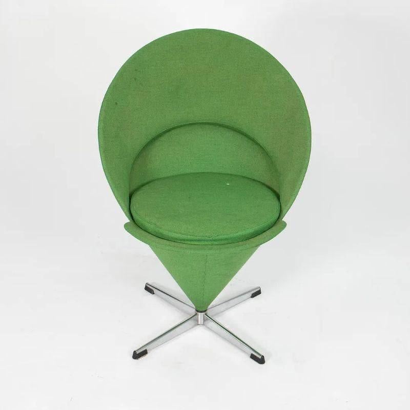Dies ist ein Vintage Verner Panton Cone Chair in original grün gepolstert. Der Kegelstuhl wurde ursprünglich für ein dänisches Restaurant entworfen, doch die Neuartigkeit des Designs hat ihn zu einer Ikone gemacht, die noch immer produziert wird.