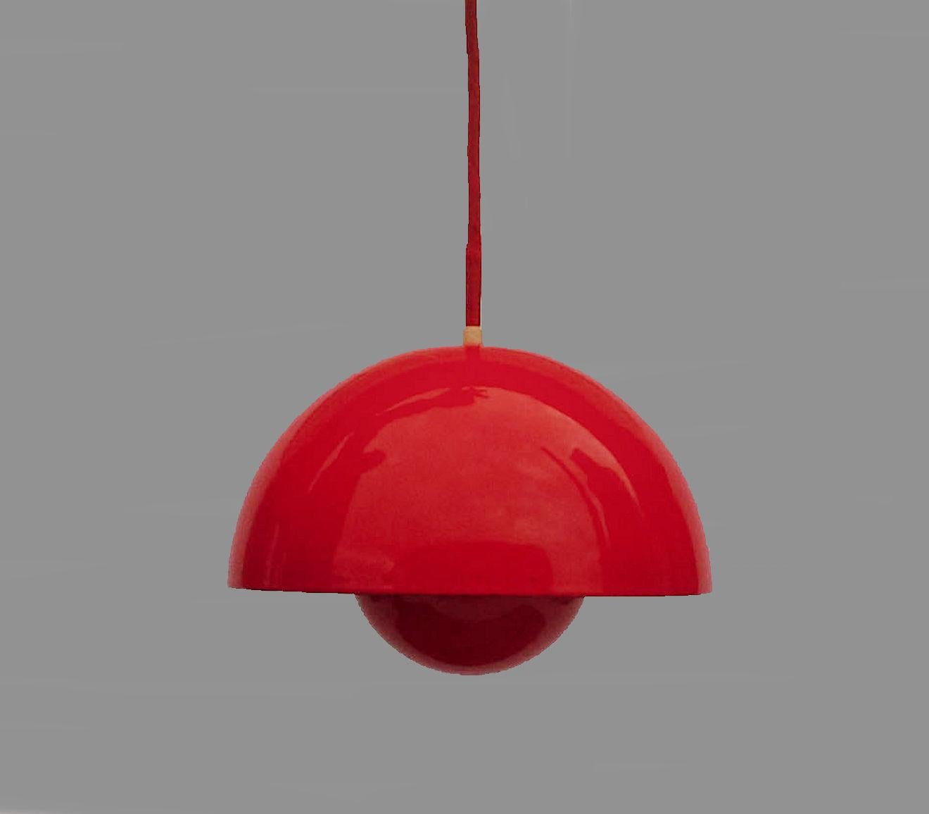 Verner Panton flowerpot pendant light designed for Louis Poulsen in 1969.

This pendant is an early example of the Panton flowerpot model and feature a red enamel lampshade. 

The lamp consists of two semi-circular spheres facing each other.

Verner