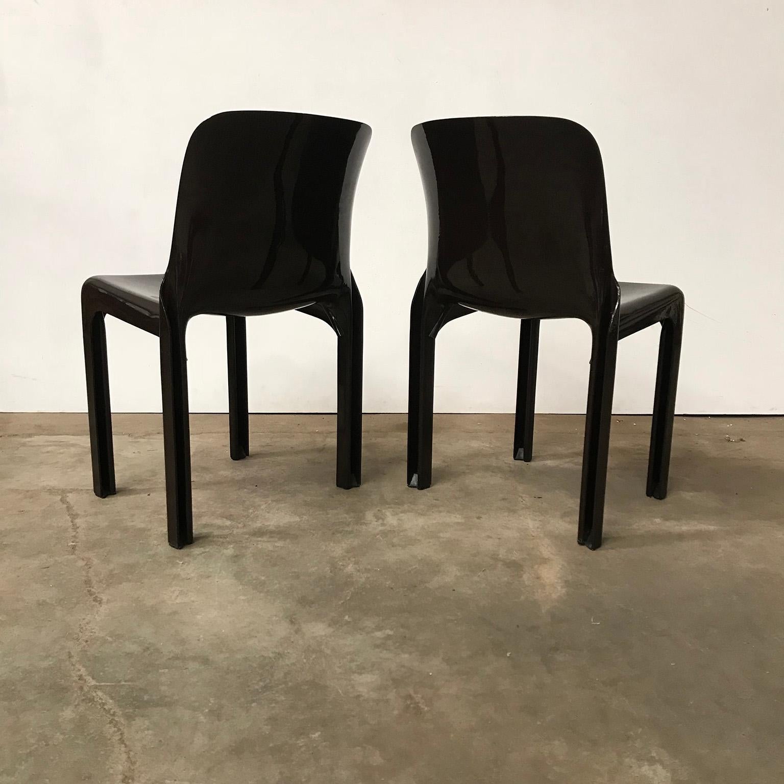 1969, Vico Magistretti for Artemide, Set of Two Dark Brown Selene Chairs In Good Condition In Amsterdam IJMuiden, NL