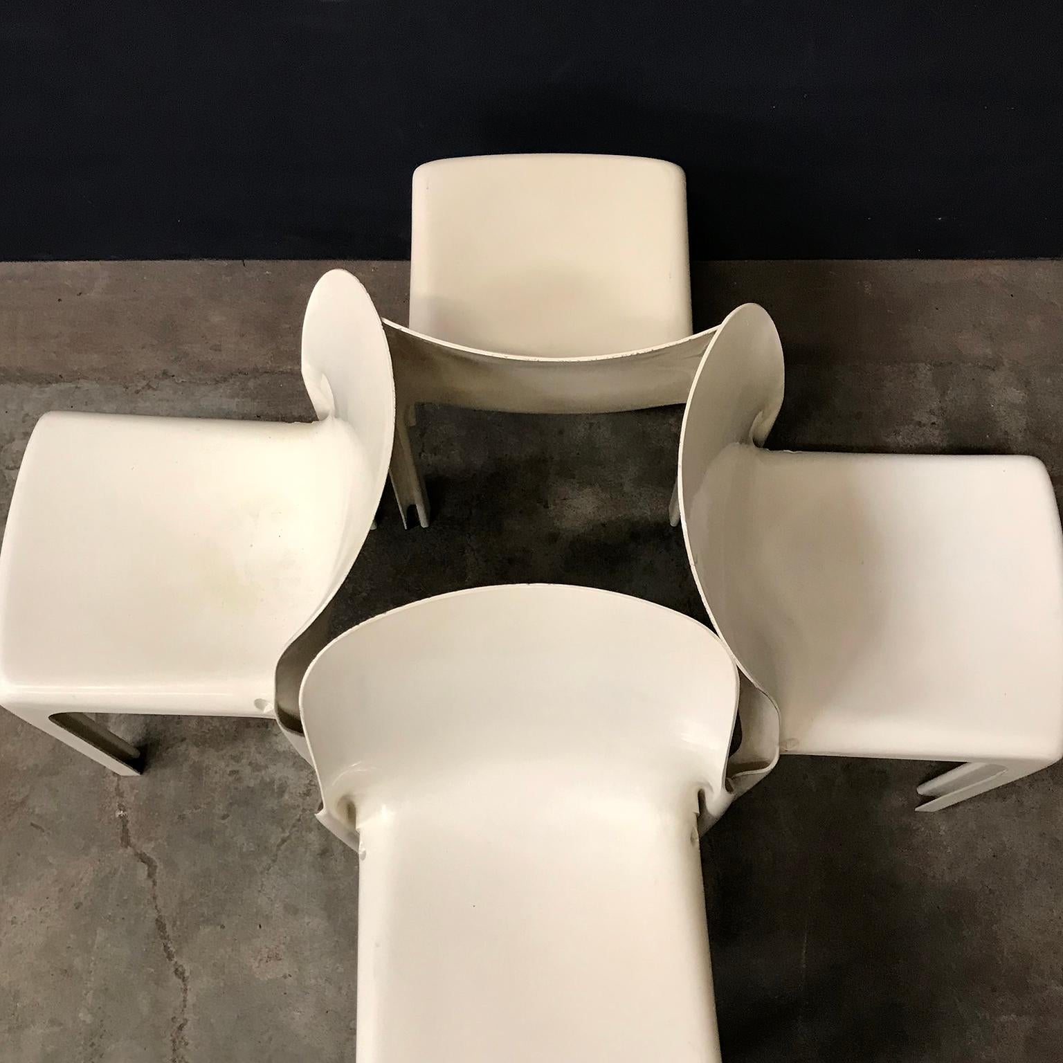 1969, Vico Magistretti für Artemide, Satz von vier weißen Selene-Stühlen (Moderne der Mitte des Jahrhunderts) im Angebot