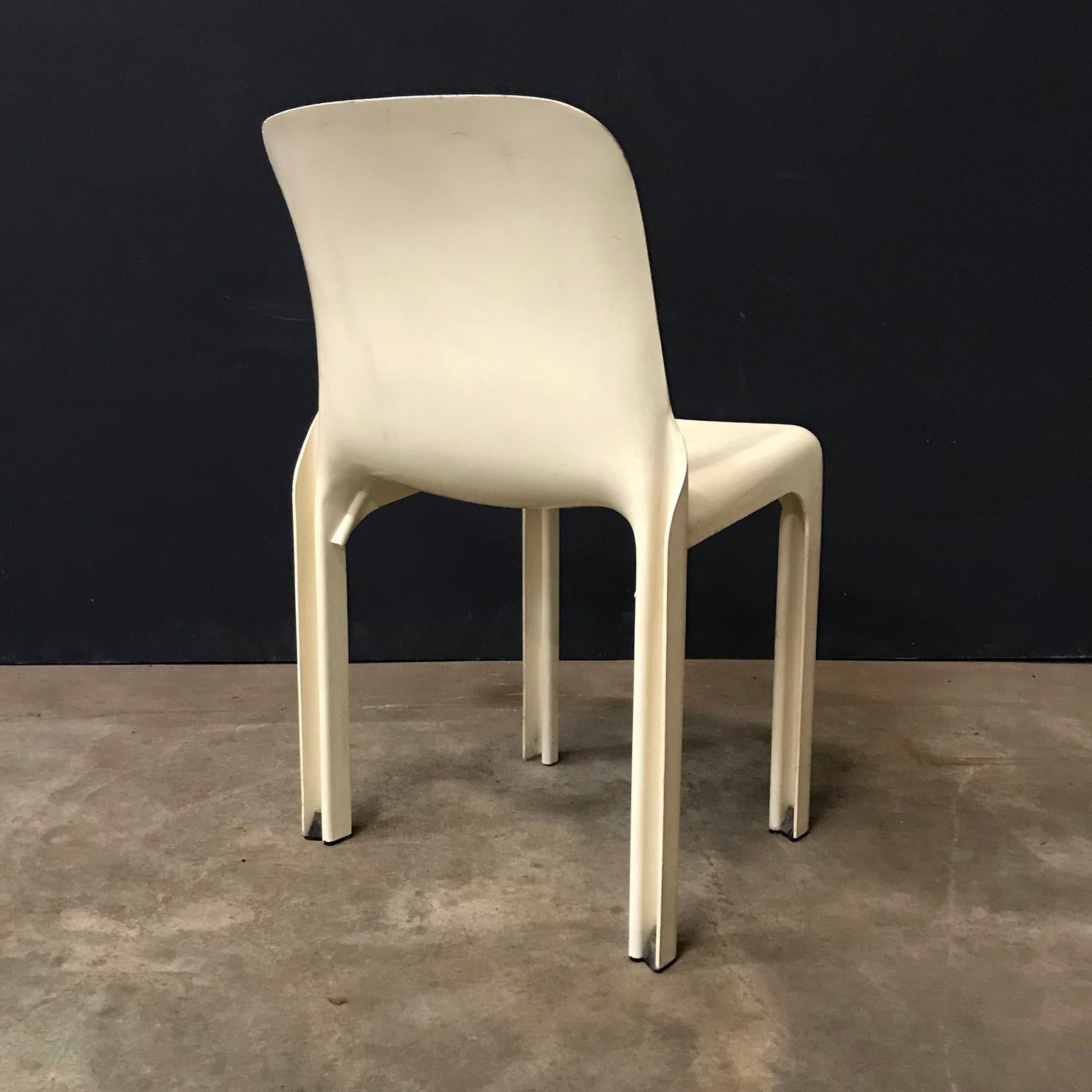 Mid-Century moderno 1969, Vico Magistretti per Artemide, Set di quattro sedie Selene bianche in vendita