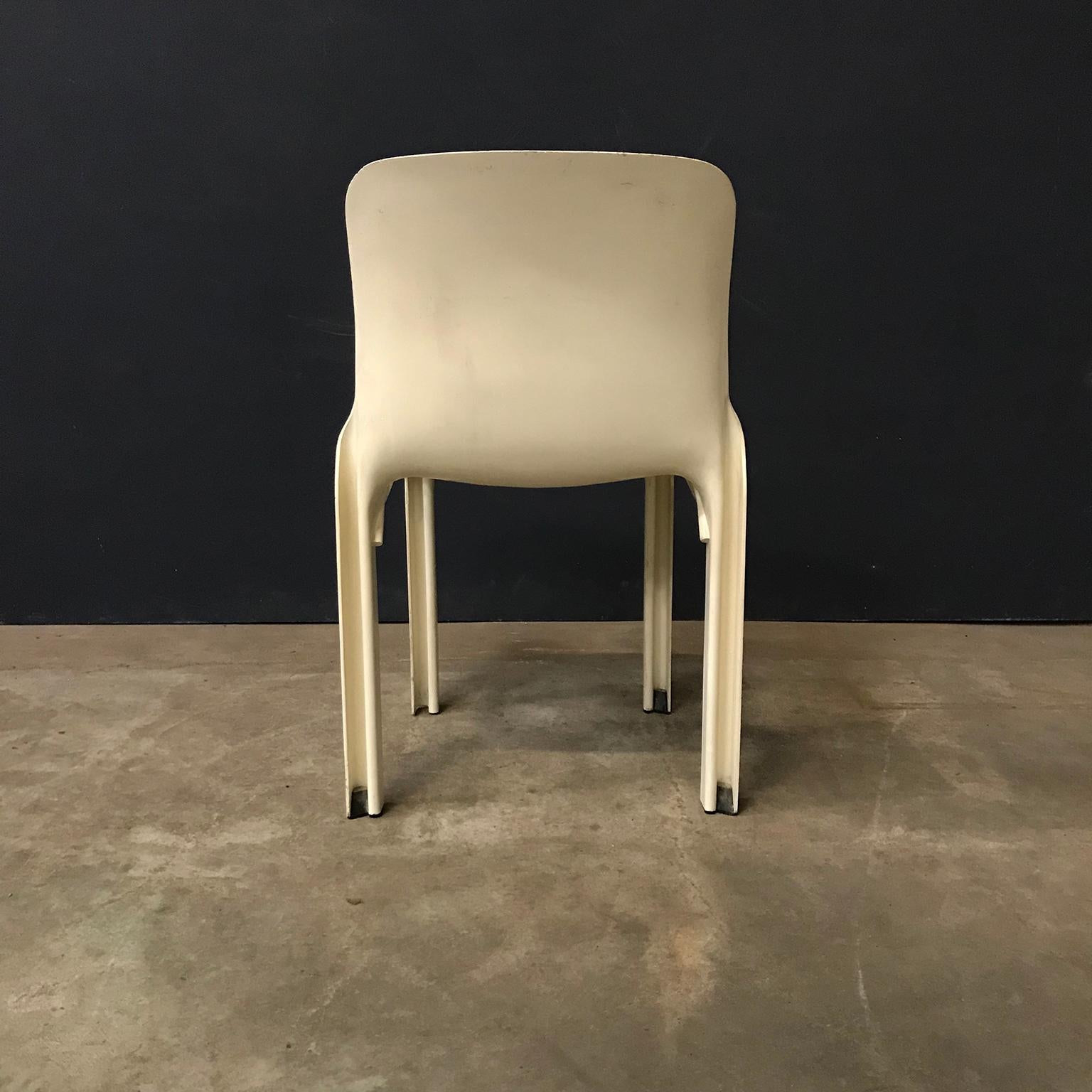 1969, Vico Magistretti für Artemide, Satz von vier weißen Selene-Stühlen (Kunststoff) im Angebot