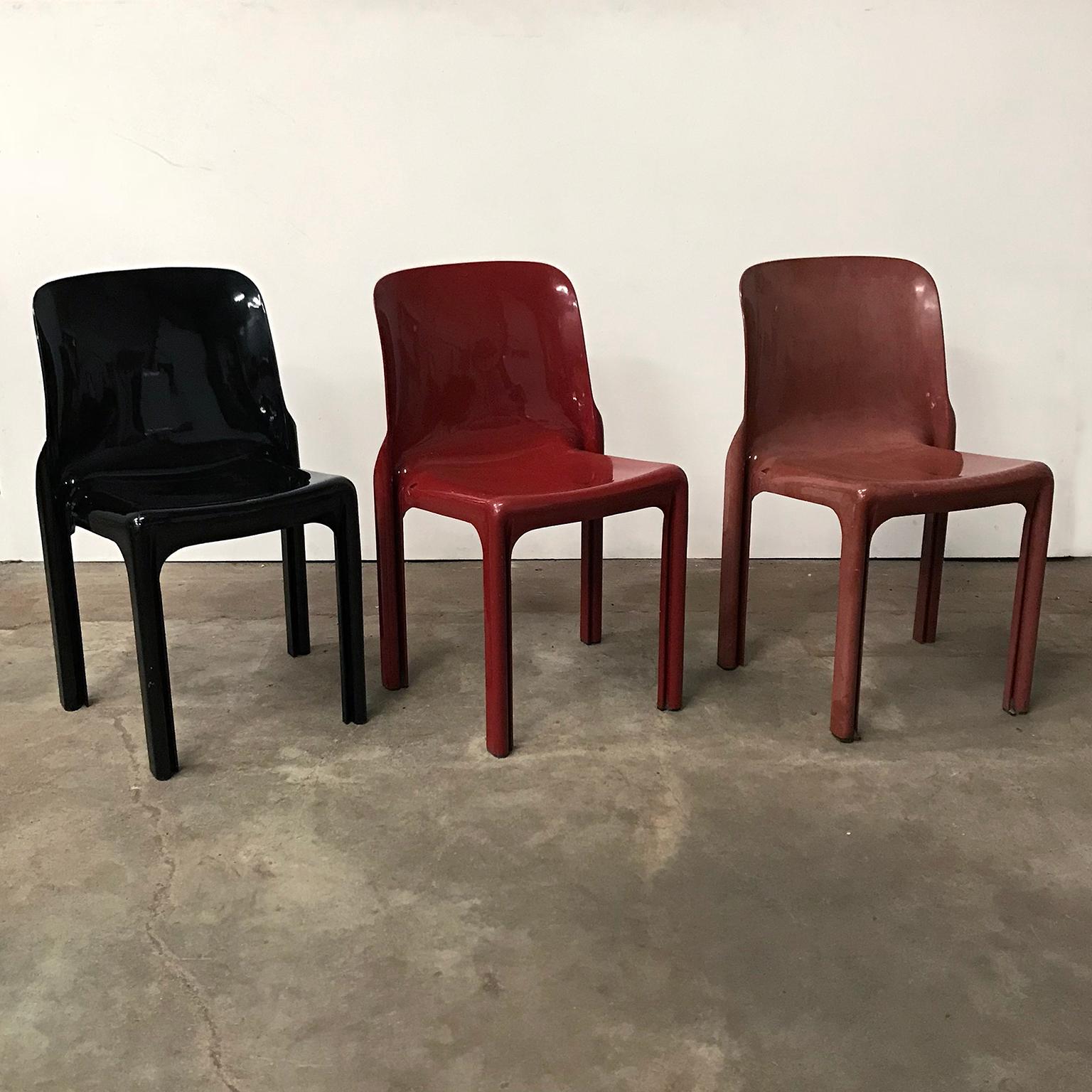 Set aus drei Selene-Stühlen und einem schwarzen Stadio-Tisch von Vico Magistretti vom Studio Artemide. Der schwarze Stuhl ist in gutem Zustand, bis auf einige Kratzer und einige kleine Dellen an der Kante (Sitz und Rückenlehne), siehe Bild #6. Der