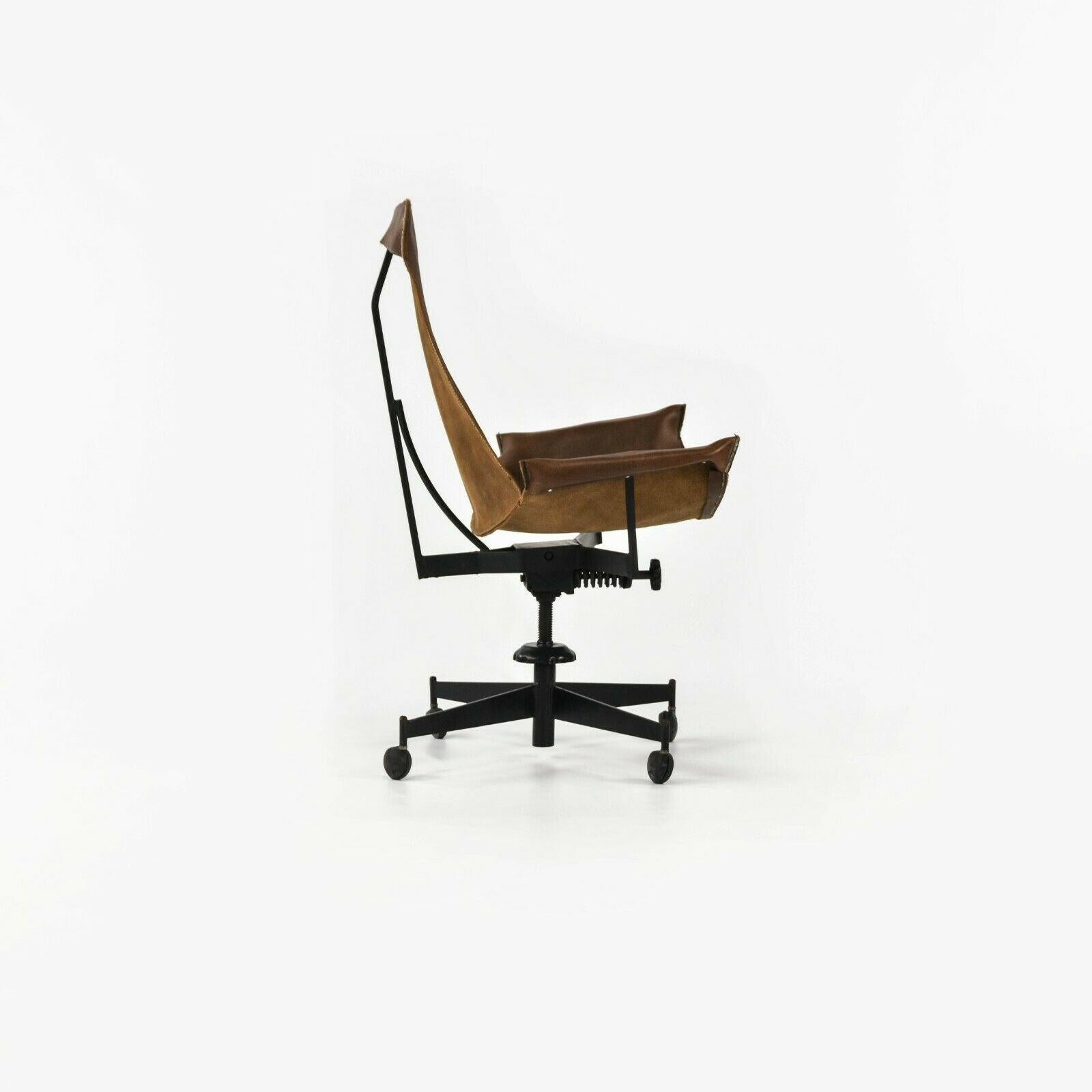 Zum Verkauf angeboten wird ein William Katavolos Swivel K-Chair Schreibtischstuhl für Leathercrafter. Dies ist ein wunderschönes Original aus der Zeit um 1969 mit einem braunen Lederriemen und einem schwarzen Metallsockel. Der Stuhl ist höhen- und