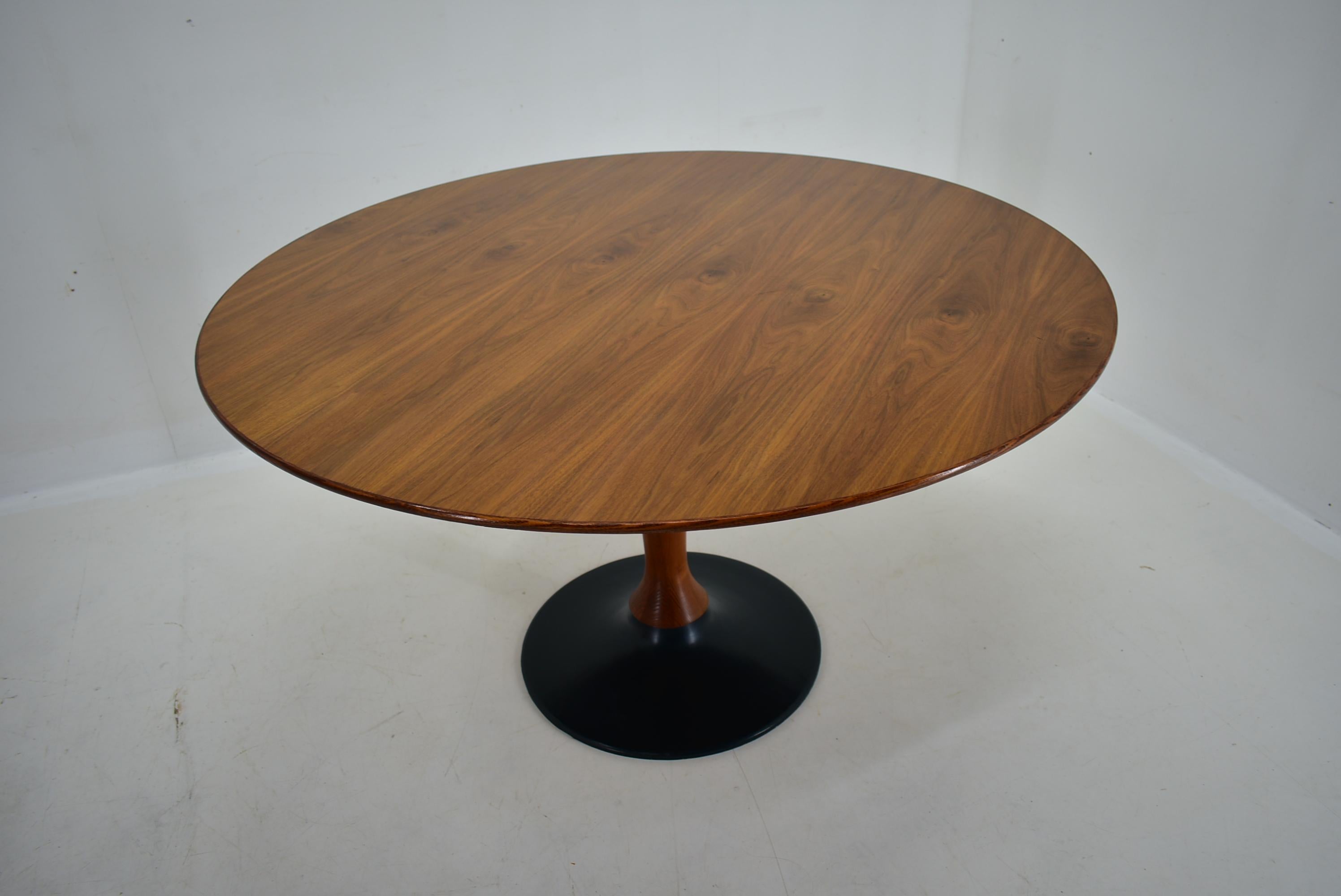 1969s Beech Round Dining Table, Czechoslovakia For Sale 6