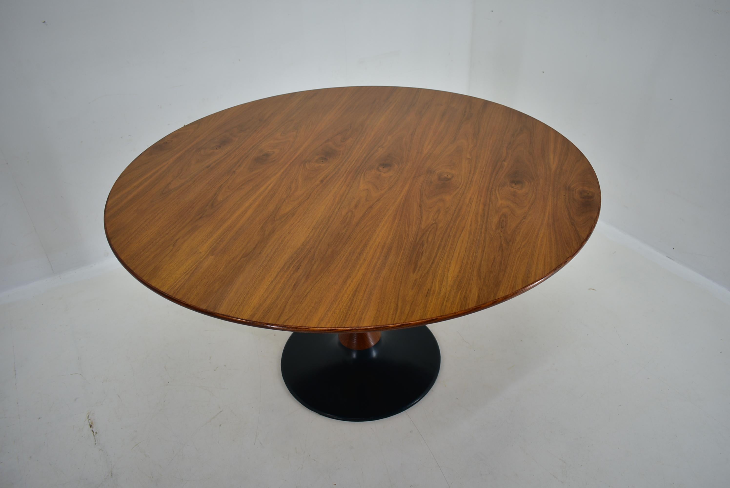 1969s Beech Round Dining Table, Czechoslovakia For Sale 7