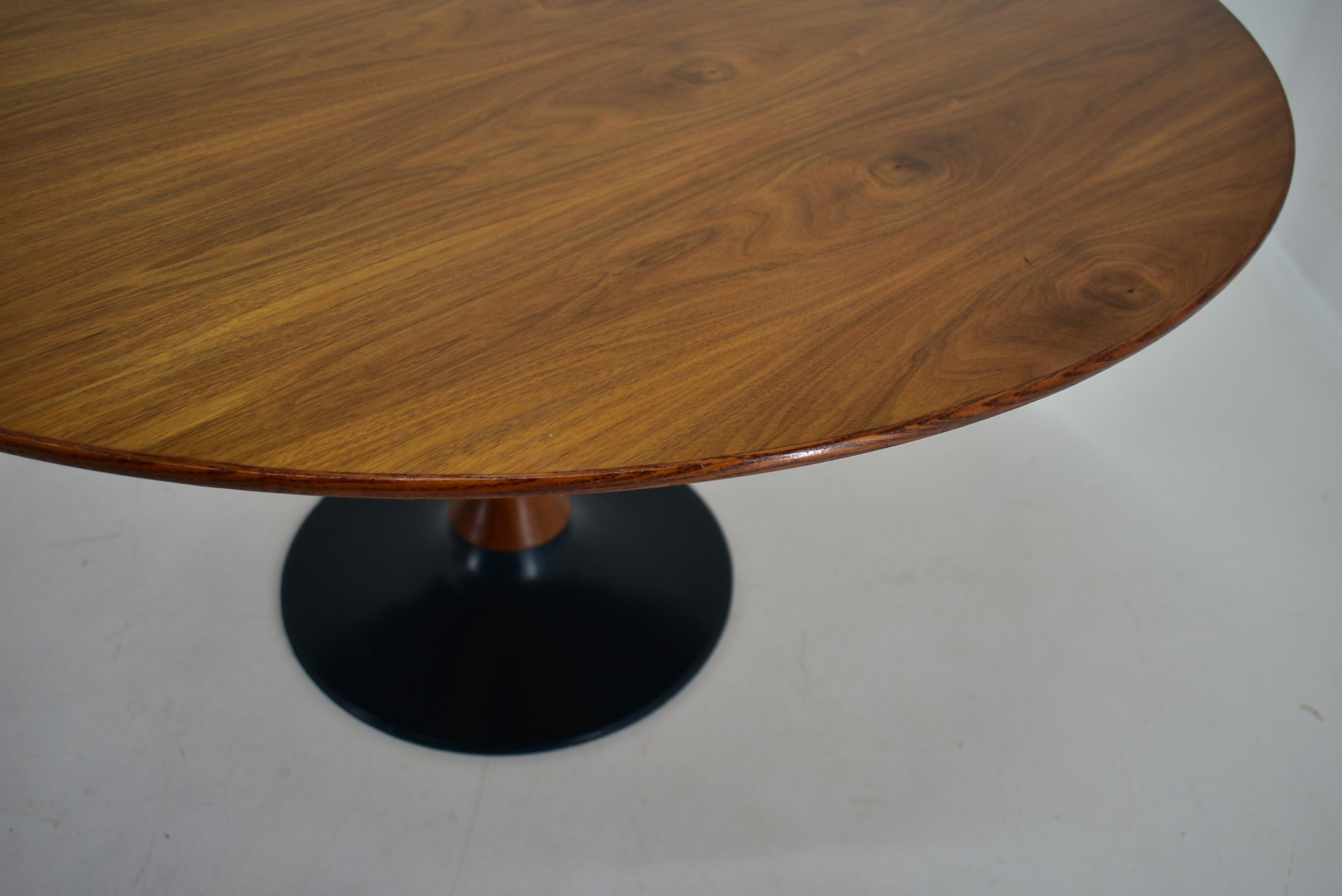 1969s Beech Round Dining Table, Czechoslovakia For Sale 8