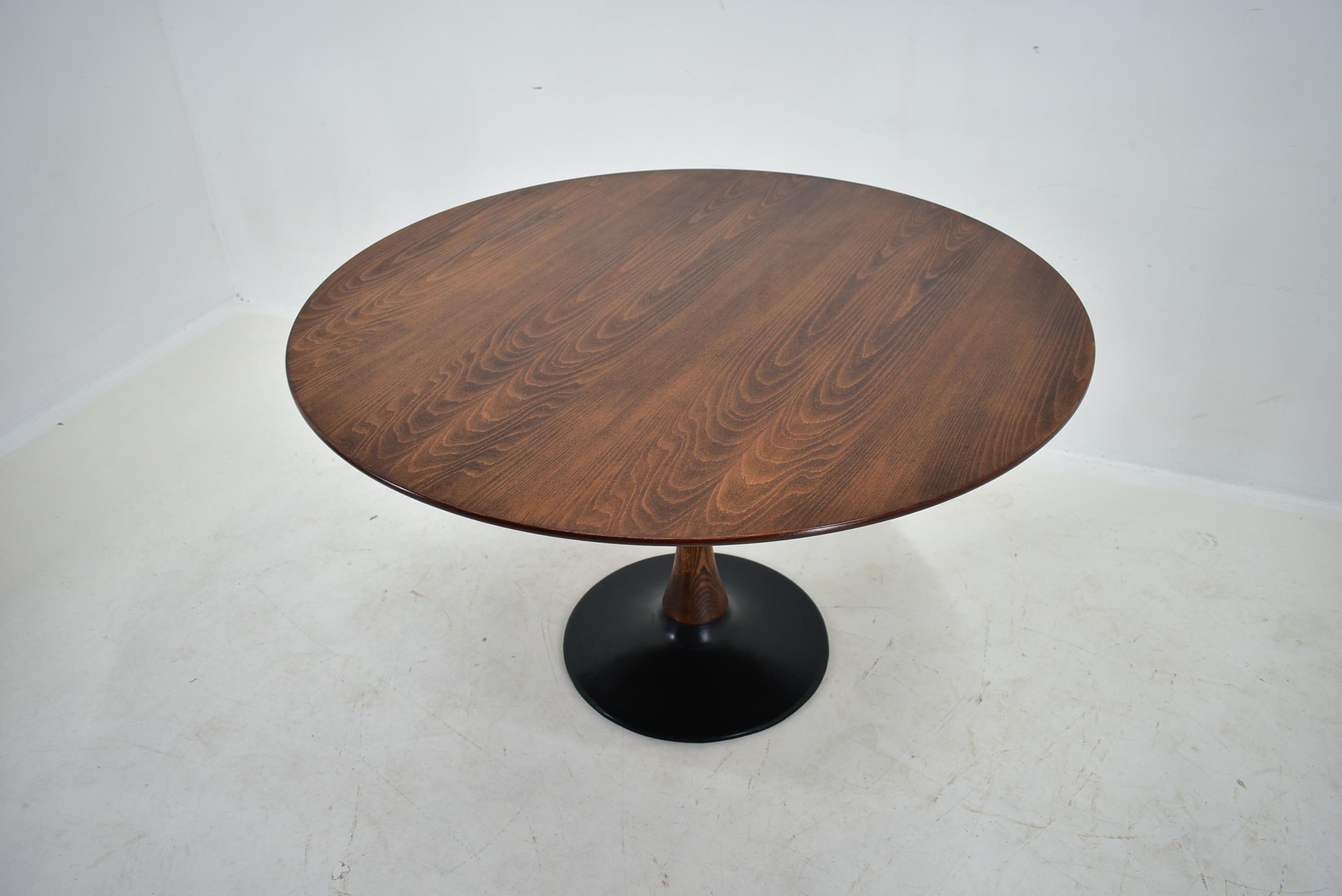 - Made in Czechoslovakia
- Made of beech, veneer, cast iron
- The table is Stabil
- Good condition.
- Cleaned.