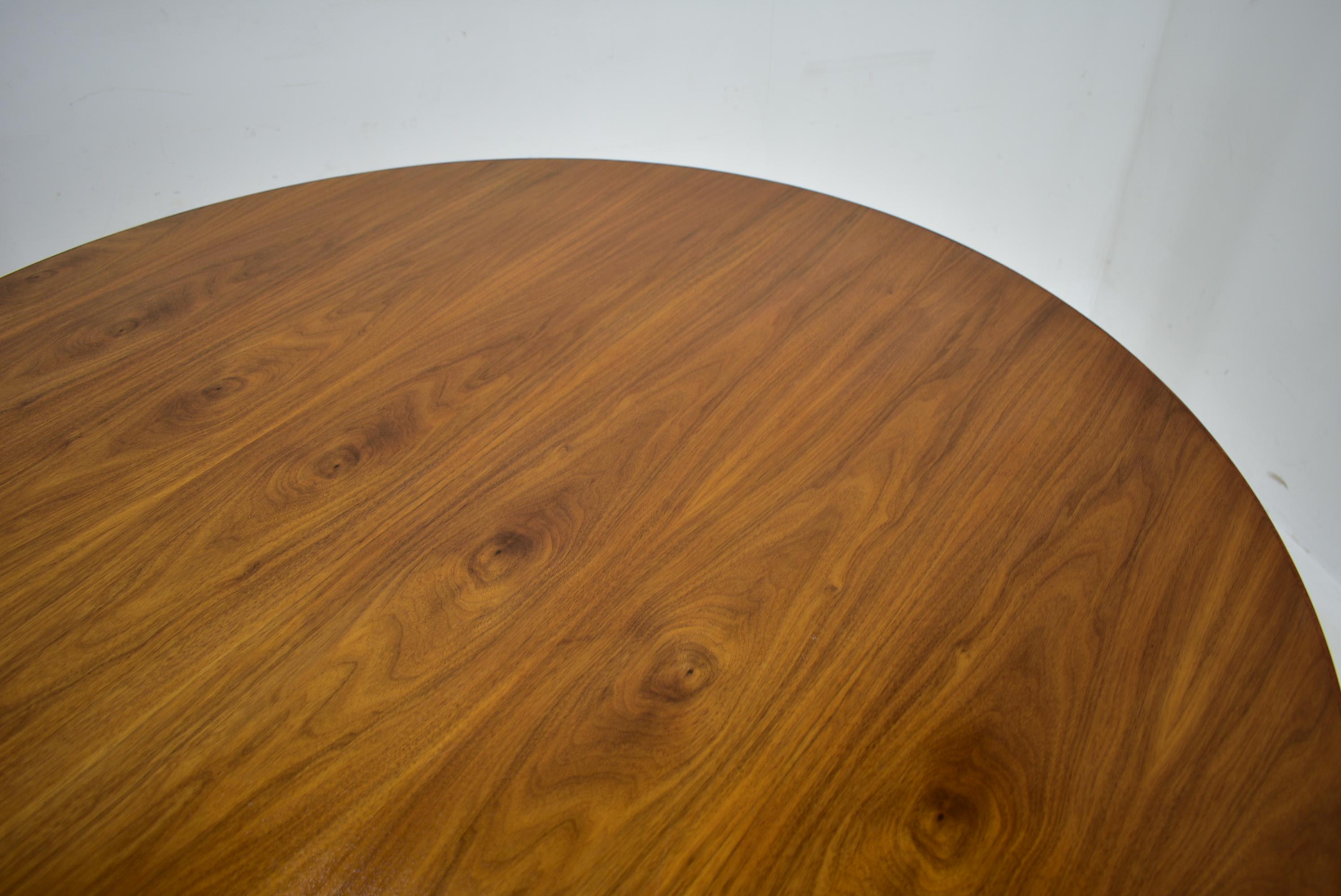 - Made in Czechoslovakia
- Made of beech, veneer, cast iron
- The table is Stabil
- Cleaned
- repolished