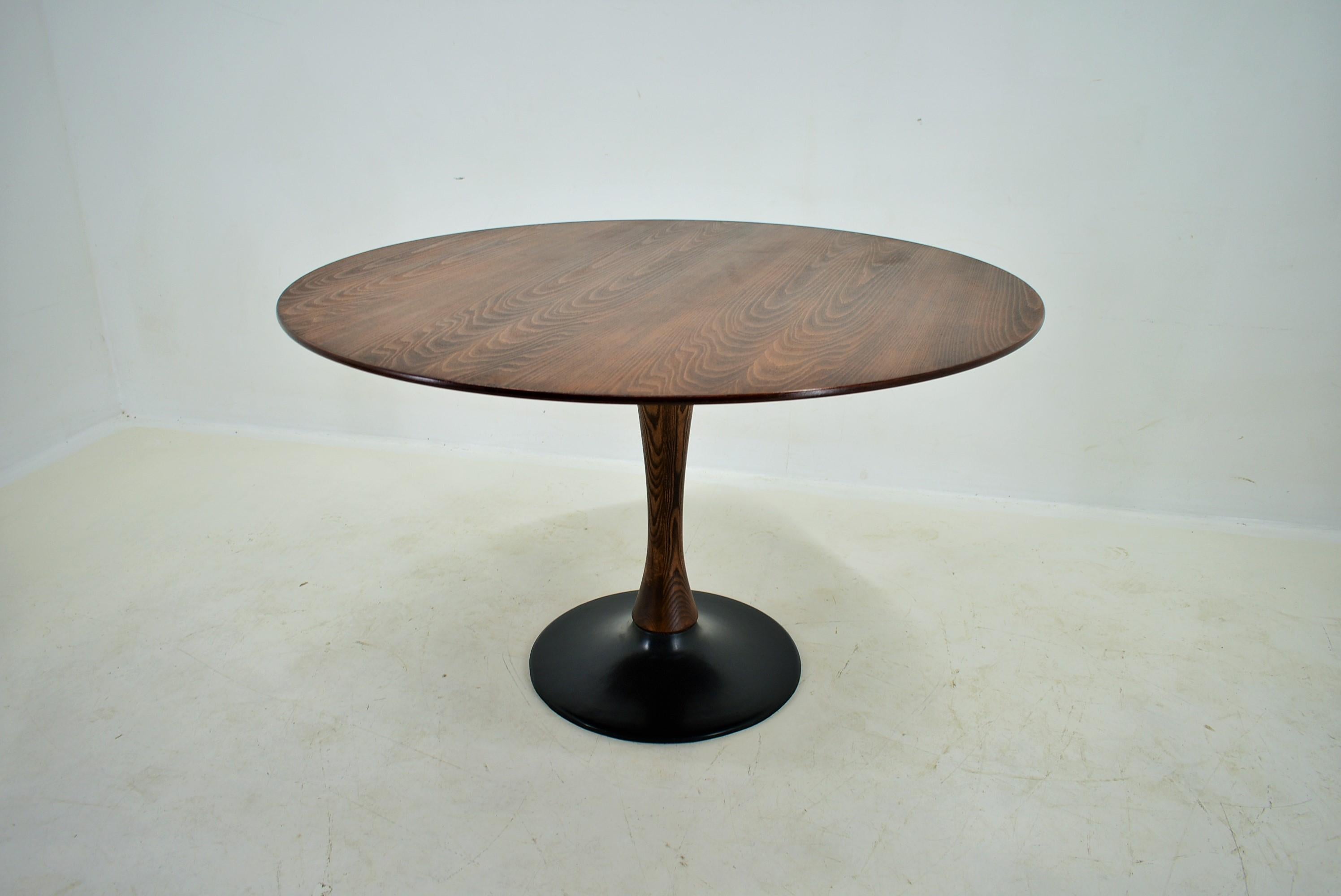  1969s Beech Round Dining Table, Czechoslovakia In Good Condition In Praha, CZ