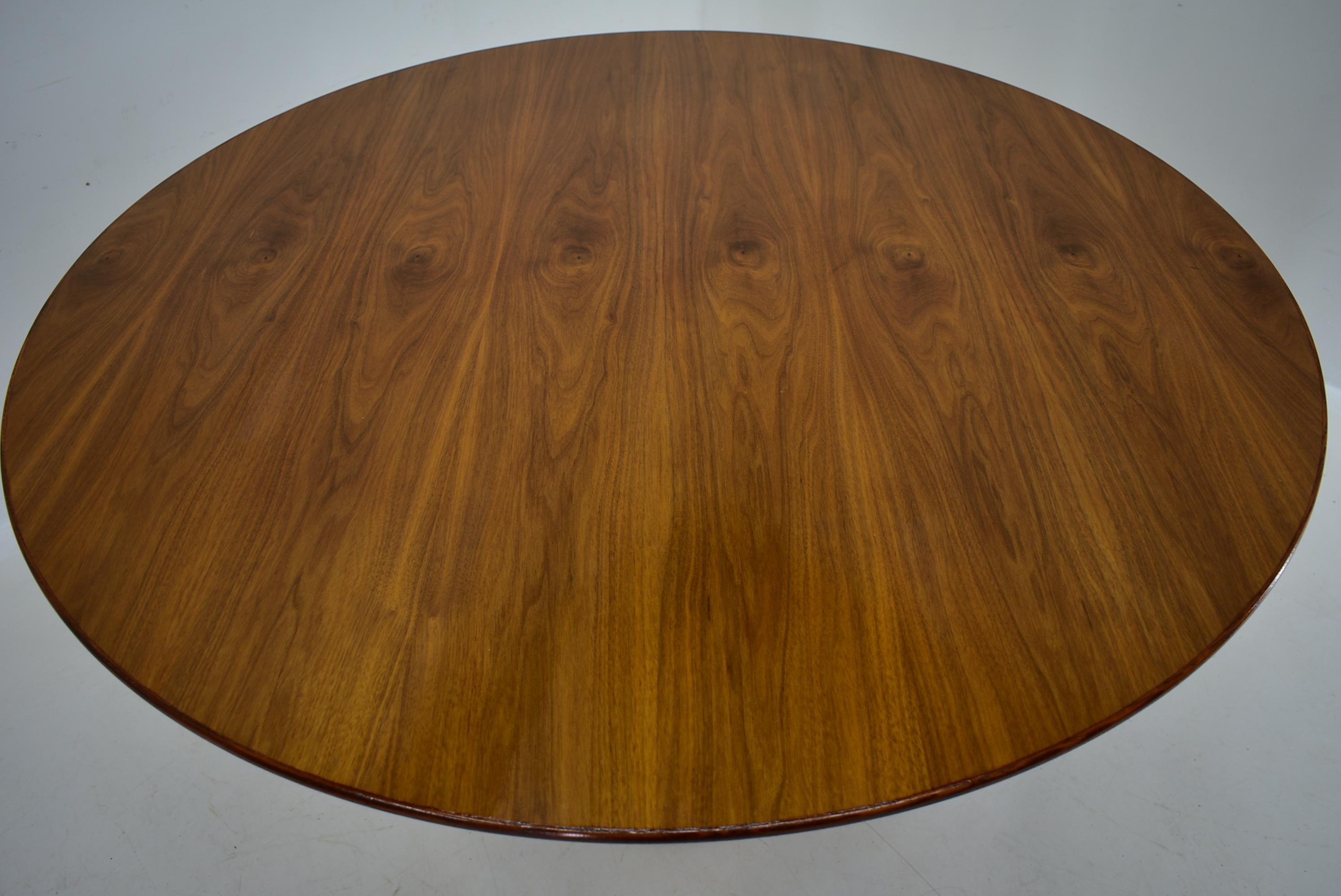 1969s Beech Round Dining Table, Czechoslovakia In Good Condition For Sale In Praha, CZ