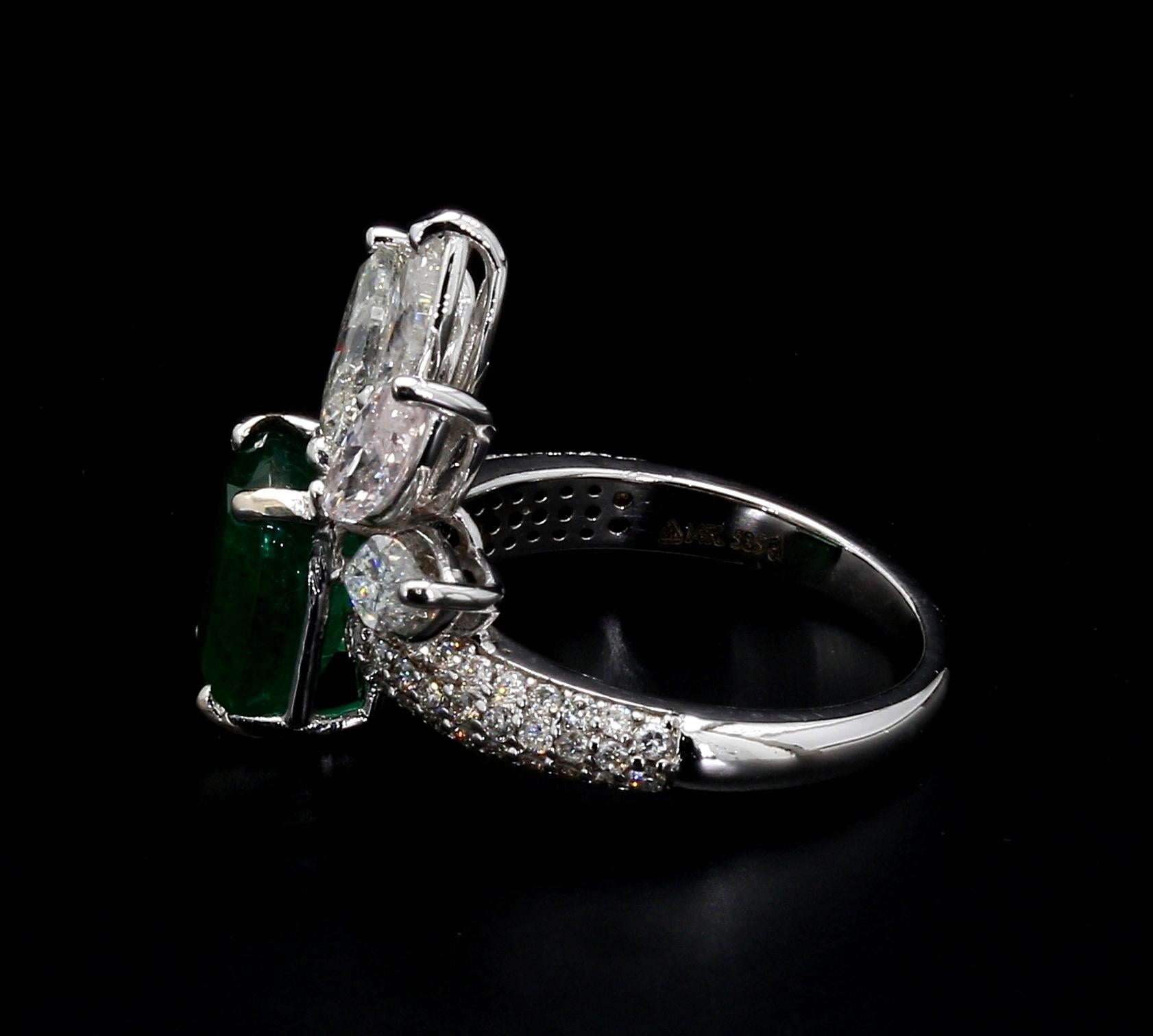 4.19 carat Natural Diamonds Cocktail Crown Ring with Showstopper Natural Emerald In New Condition For Sale In New York, NY