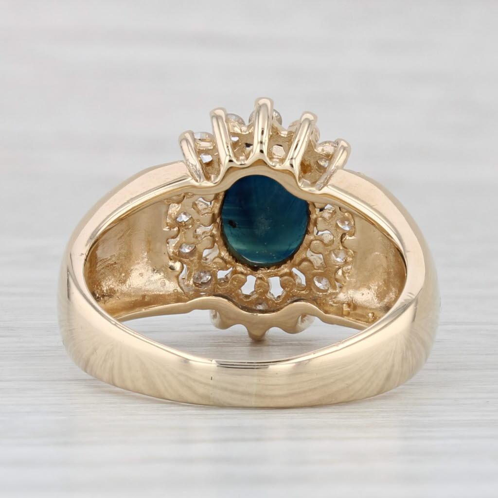 Taille ovale Bague halo de saphirs bleus de 1,96 carat et diamants en or jaune 14 carats, taille 7,75 en vente