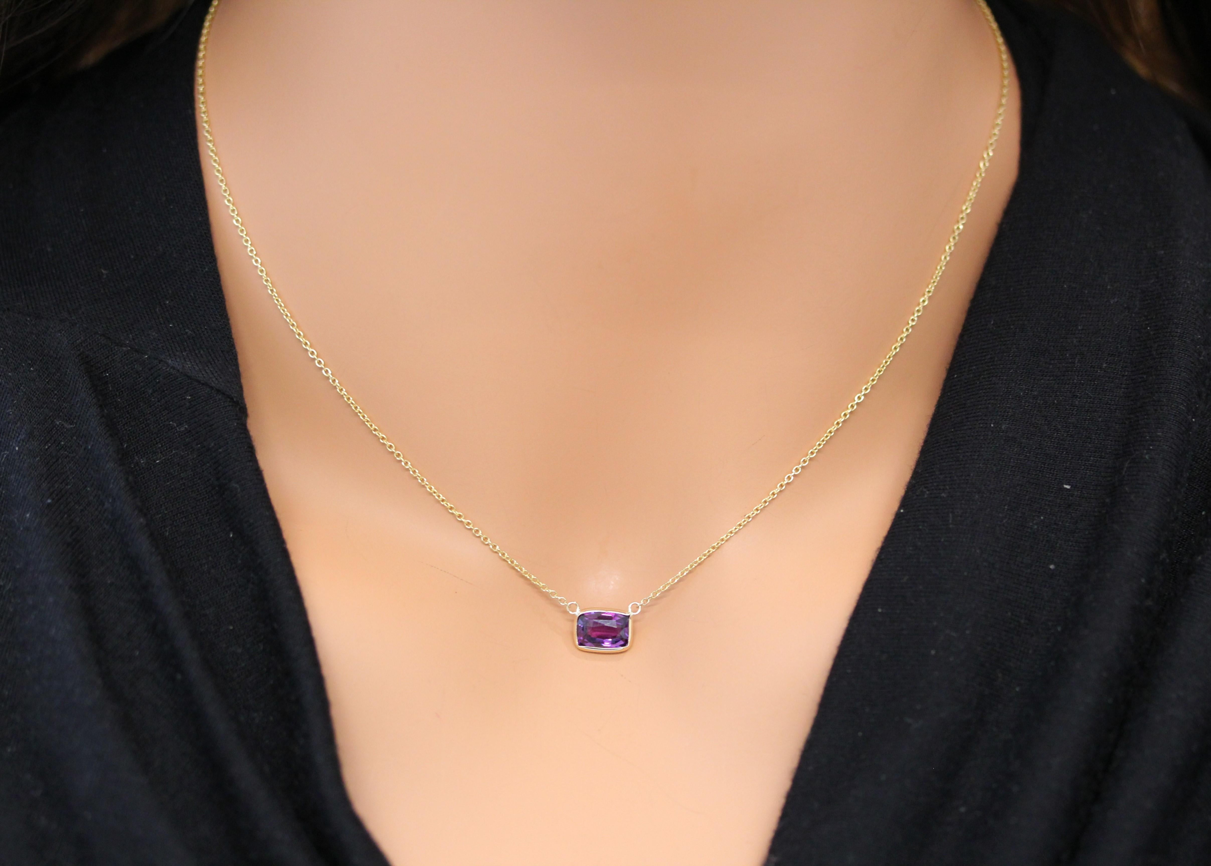 Le collier présente un saphir violet de 1,97 carat, taillé en coussin, serti dans un pendentif ou une monture en or jaune 14 carats. Les arêtes douces de la taille coussin et la couleur du saphir violet sur la monture en or jaune sont susceptibles