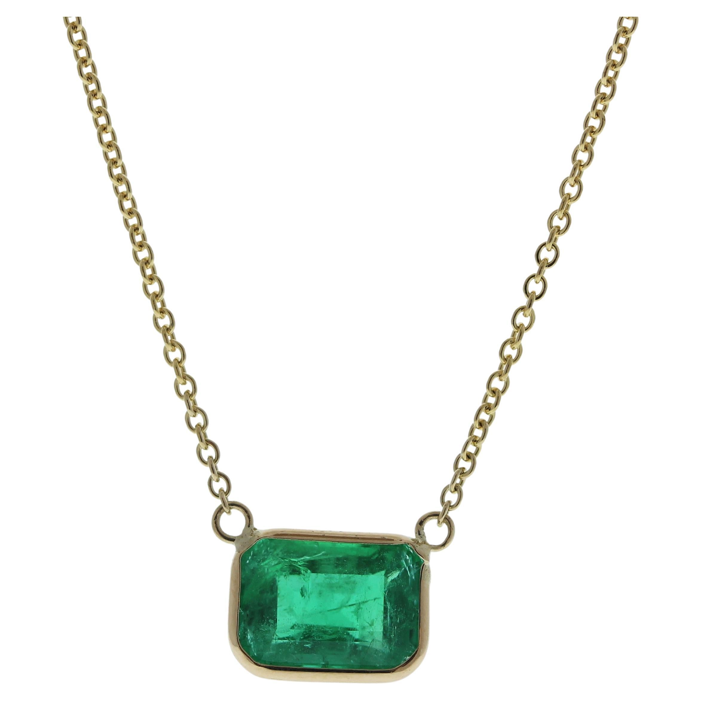 1.97 Carat Emerald Green Fashion Necklaces In 14k Yellow Gold en vente