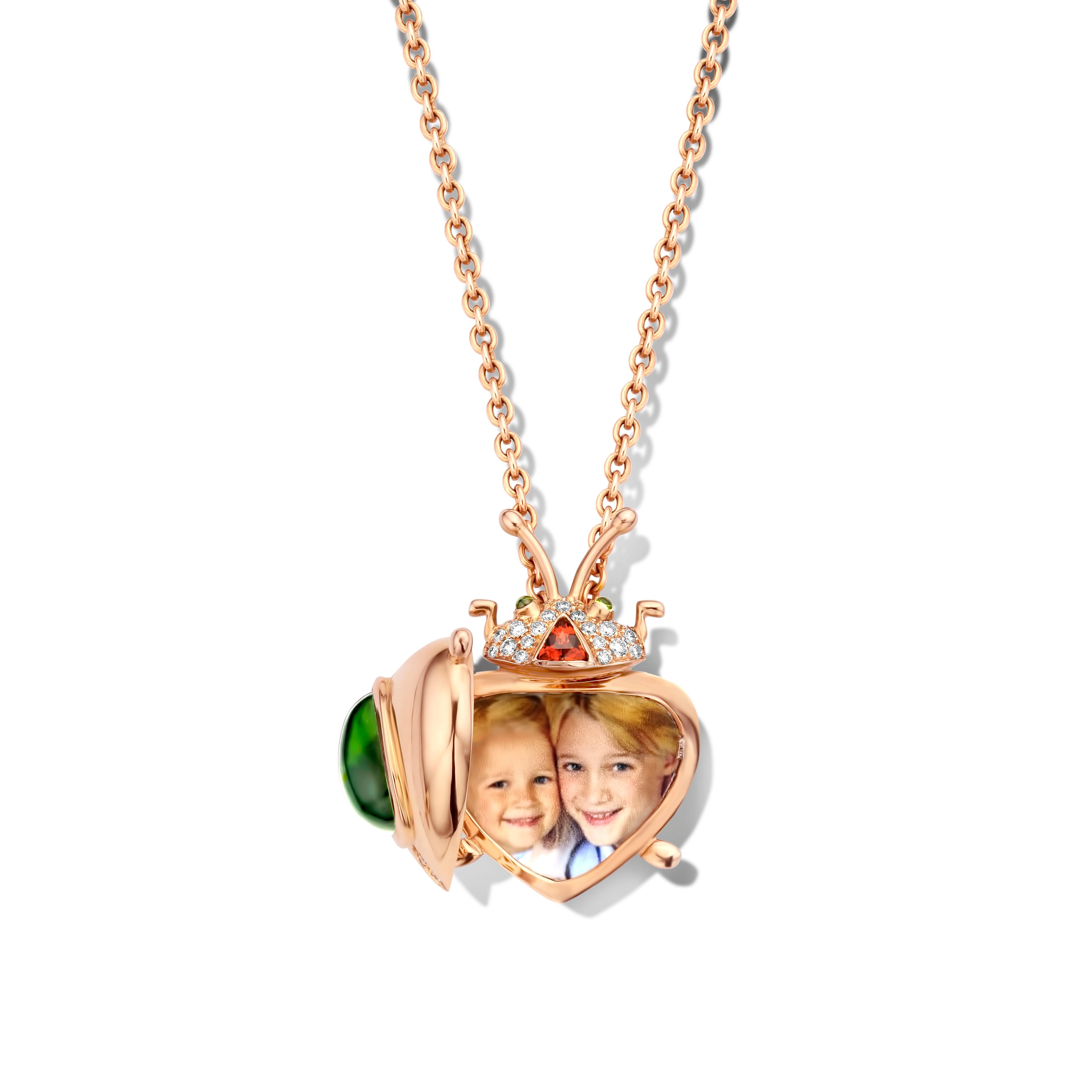 This Goldbeetle locked pendant necklace in 18K rose gold 17,6g is set with the finest diamonds in brilliant cut 0,14Ct (VVS/DEF quality) and one natural, green tourmaline in pear cabochon cut 1,97Ct. The head is set with an orange Mandarin garnet in