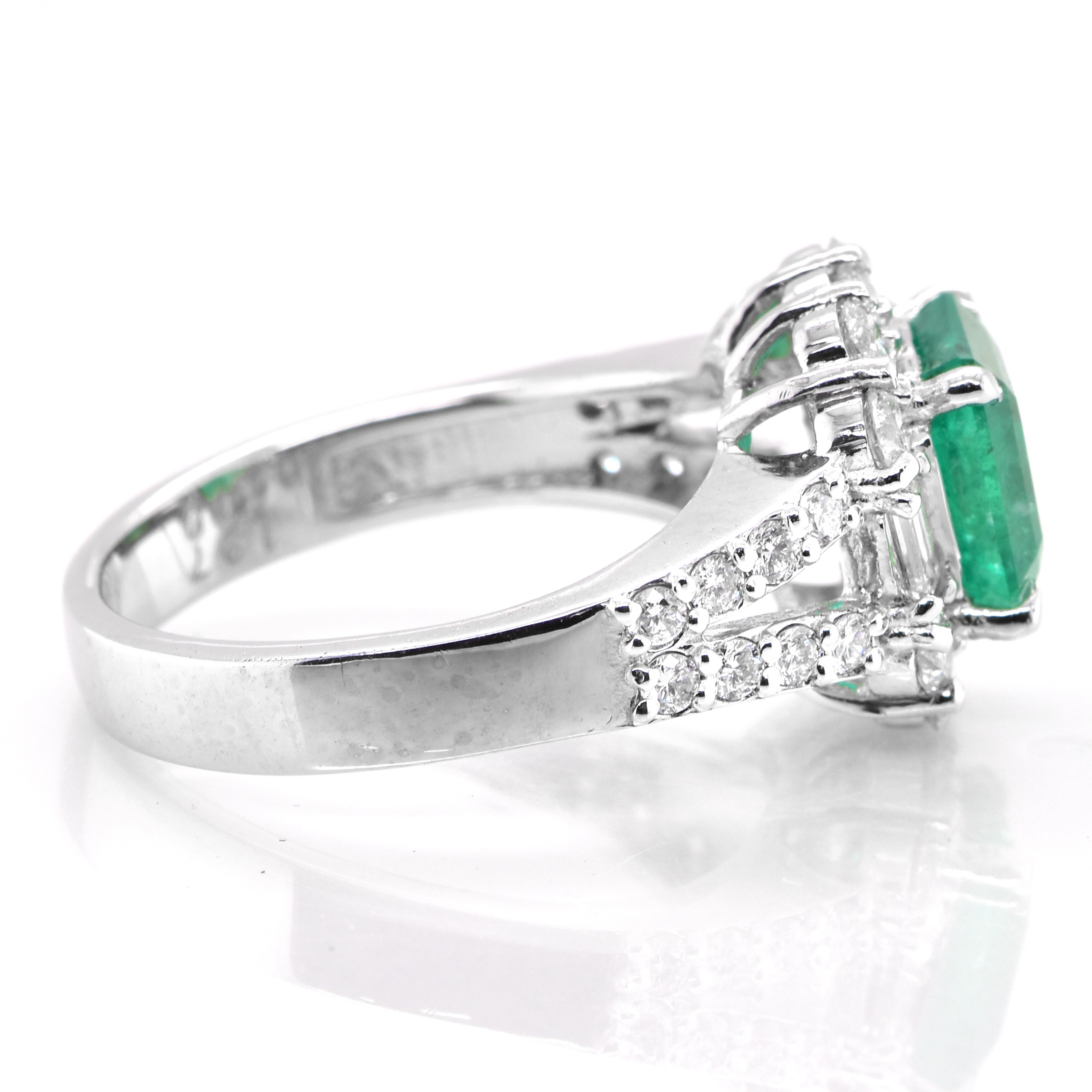 1.97 Carat Natural Colombian Emerald and Diamond Ring Made in Platinum In New Condition For Sale In Tokyo, JP