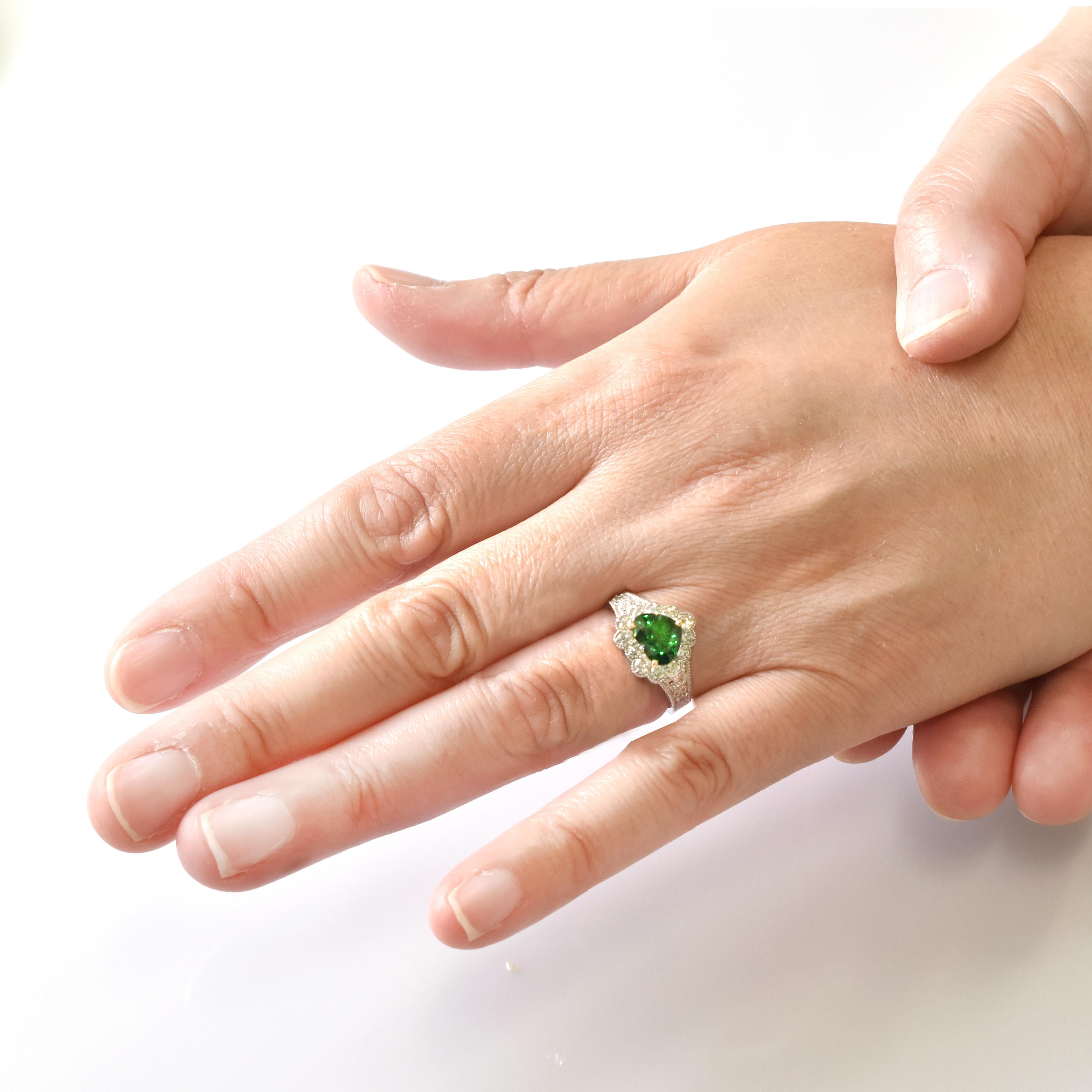 1.97 Carat Natural Heart-Cut Tsavorite Garnet and Diamond Ring Set in Platinum In New Condition For Sale In Tokyo, JP